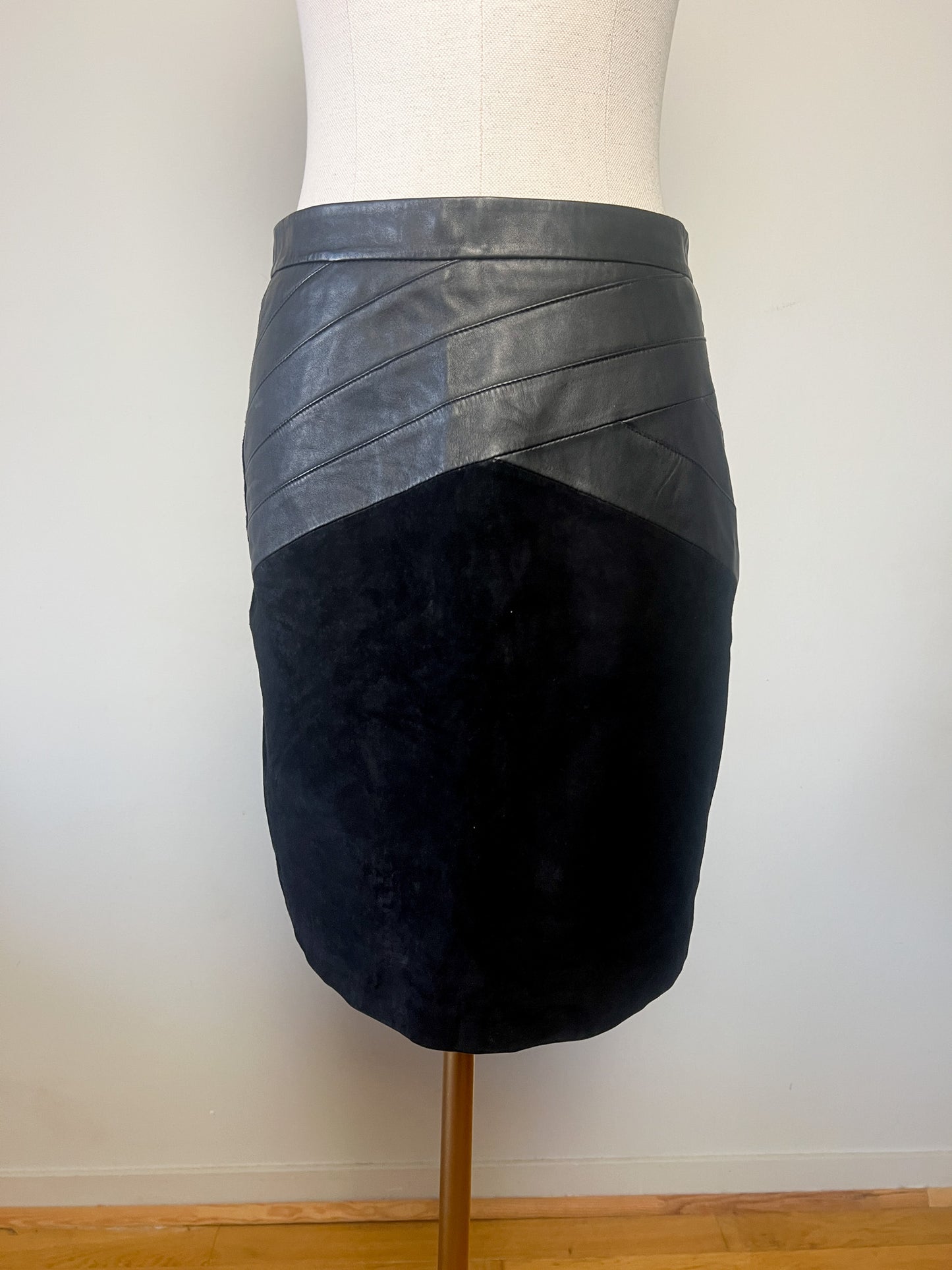 Jupe Courte ONE STEP en Cuir Noir - Empiècements Lisse & Suédé (Daim) - T. 38