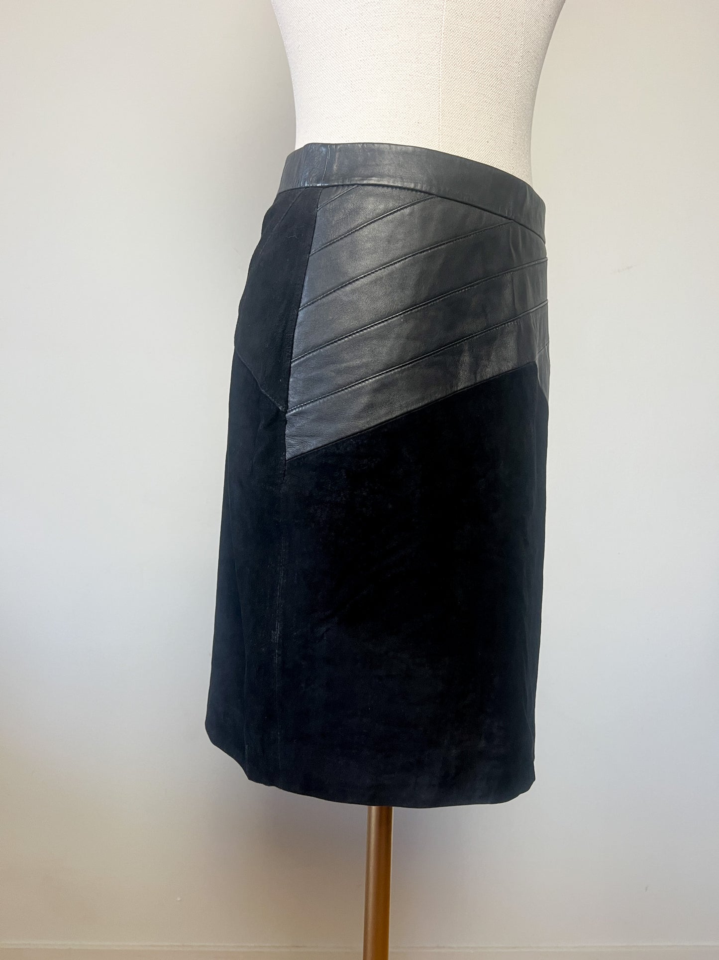 Jupe Courte ONE STEP en Cuir Noir - Empiècements Lisse & Suédé (Daim) - T. 38