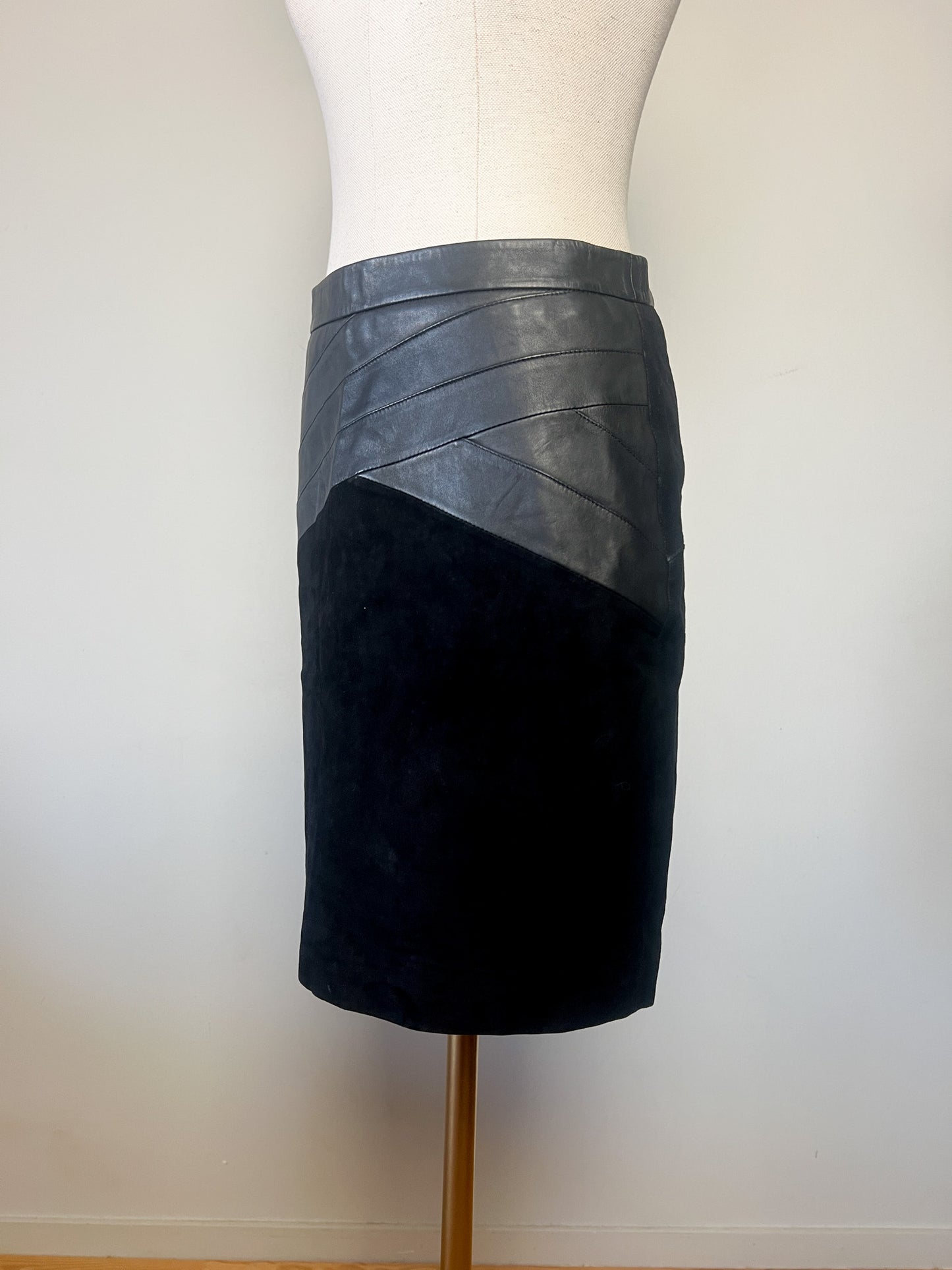 Jupe Courte ONE STEP en Cuir Noir - Empiècements Lisse & Suédé (Daim) - T. 38