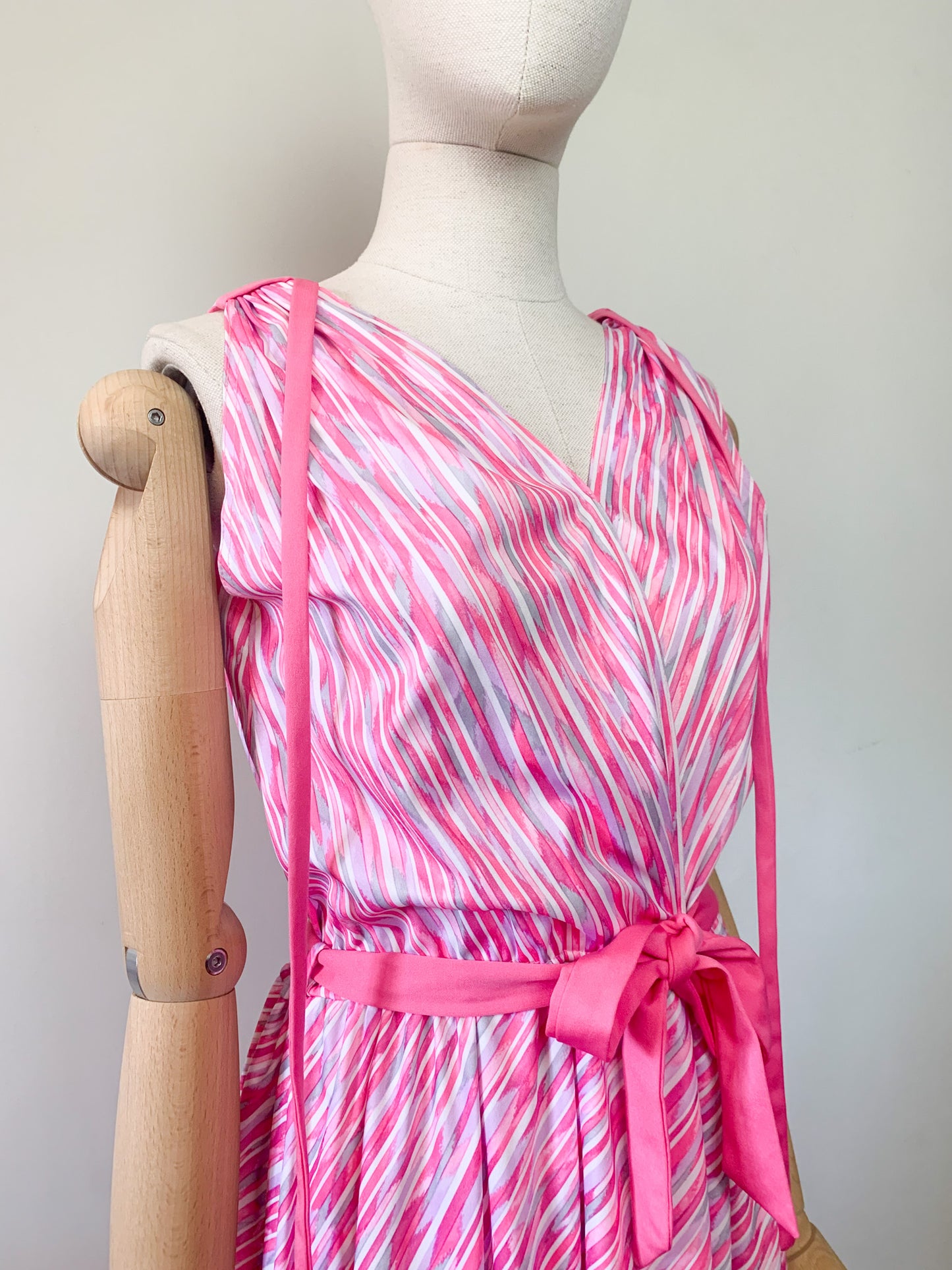 Robe midi fluide sans manche rayée rose et grise vintage