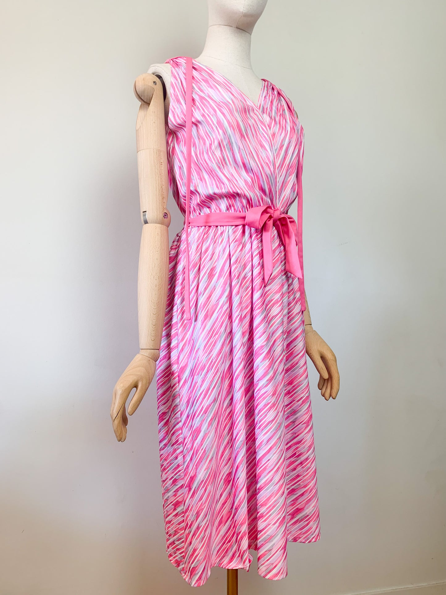 Robe midi fluide sans manche rayée rose et grise vintage