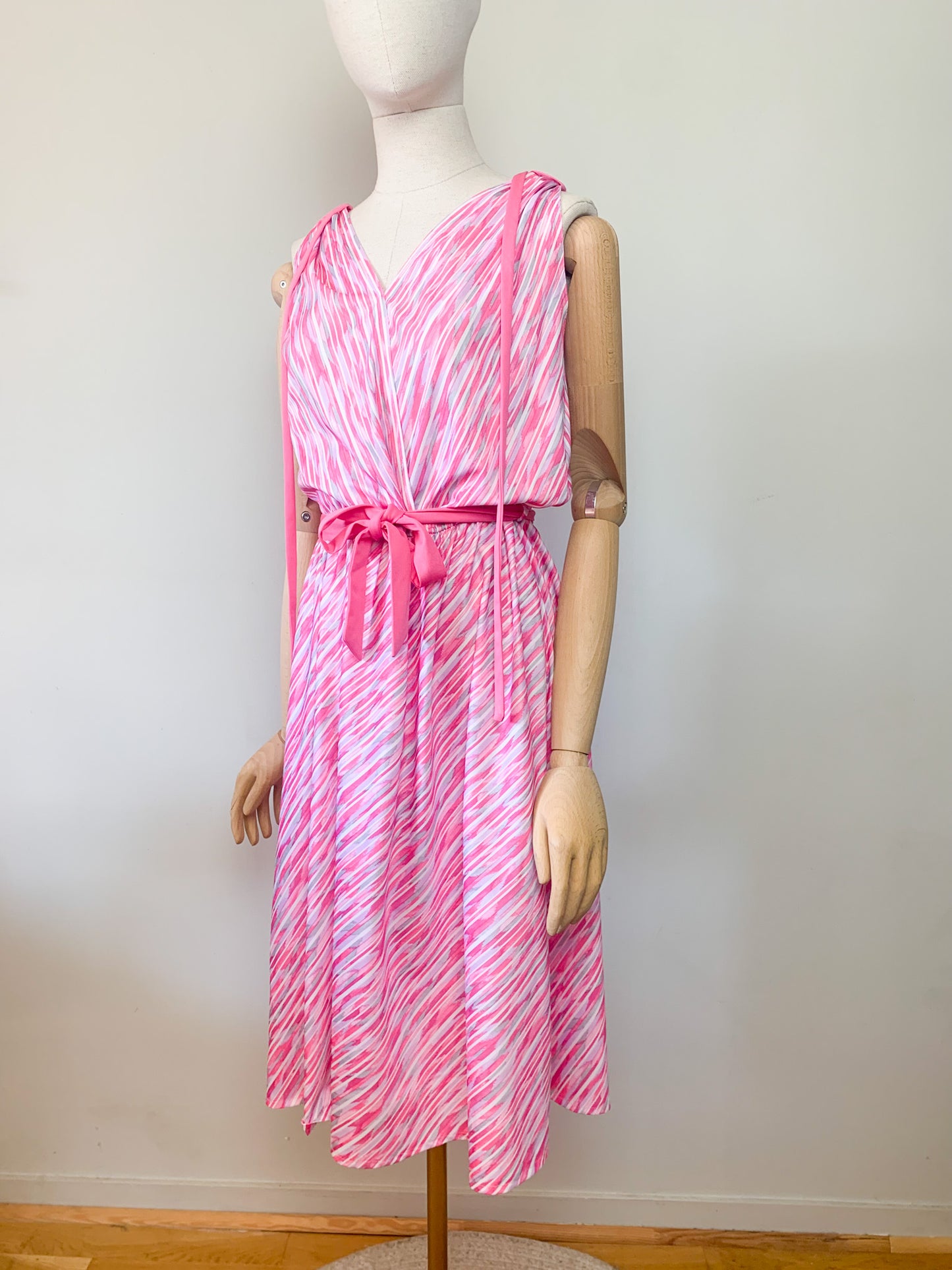 Robe midi fluide sans manche rayée rose et grise vintage