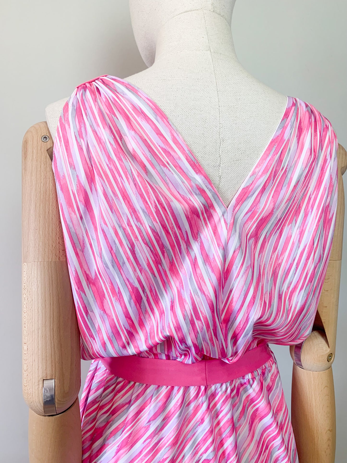 Robe midi fluide sans manche rayée rose et grise vintage