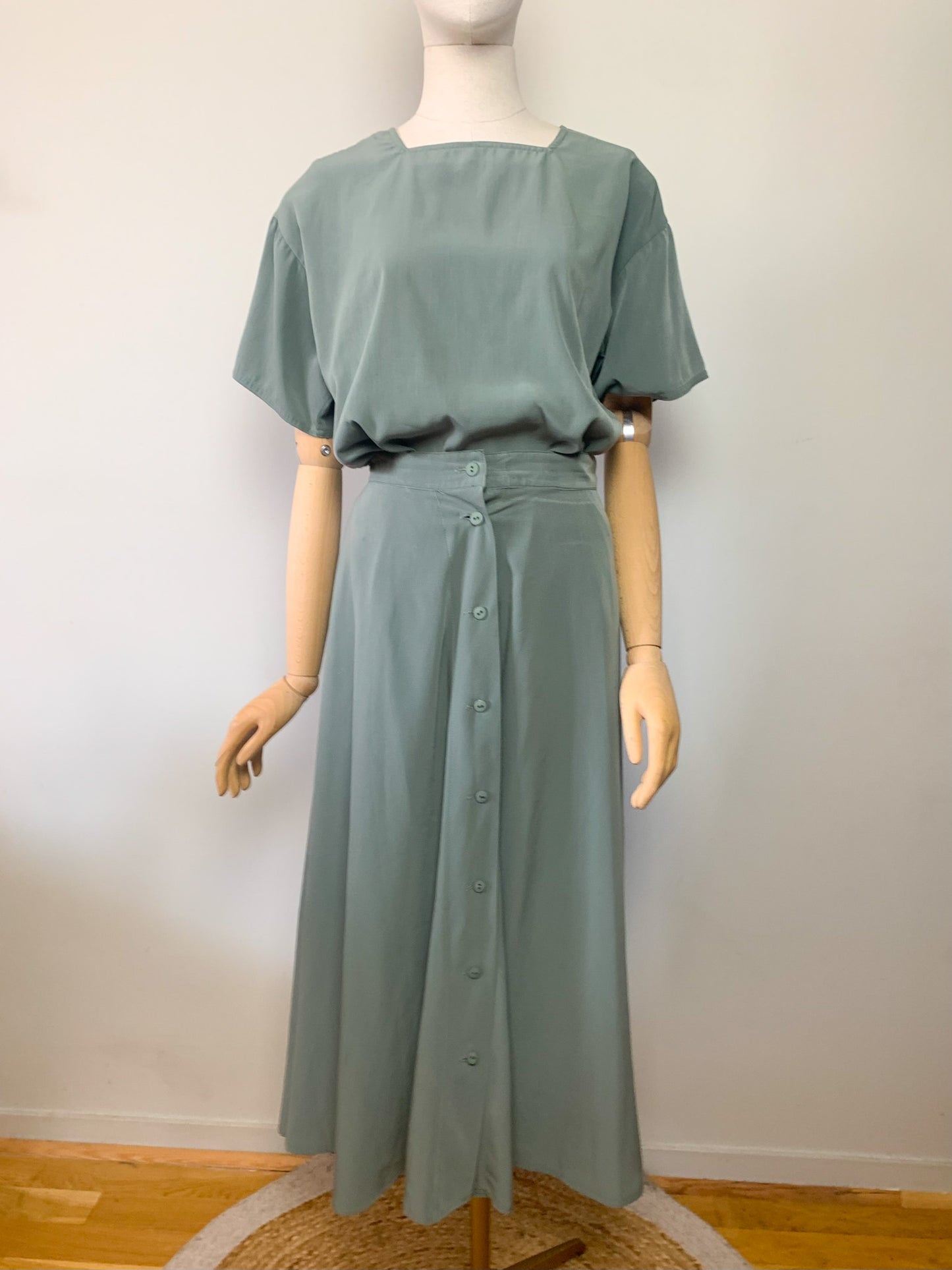 Ensemble blouse et jupe midi boutonnée kaki vintage Jousse #jousse #vintage #ensemble