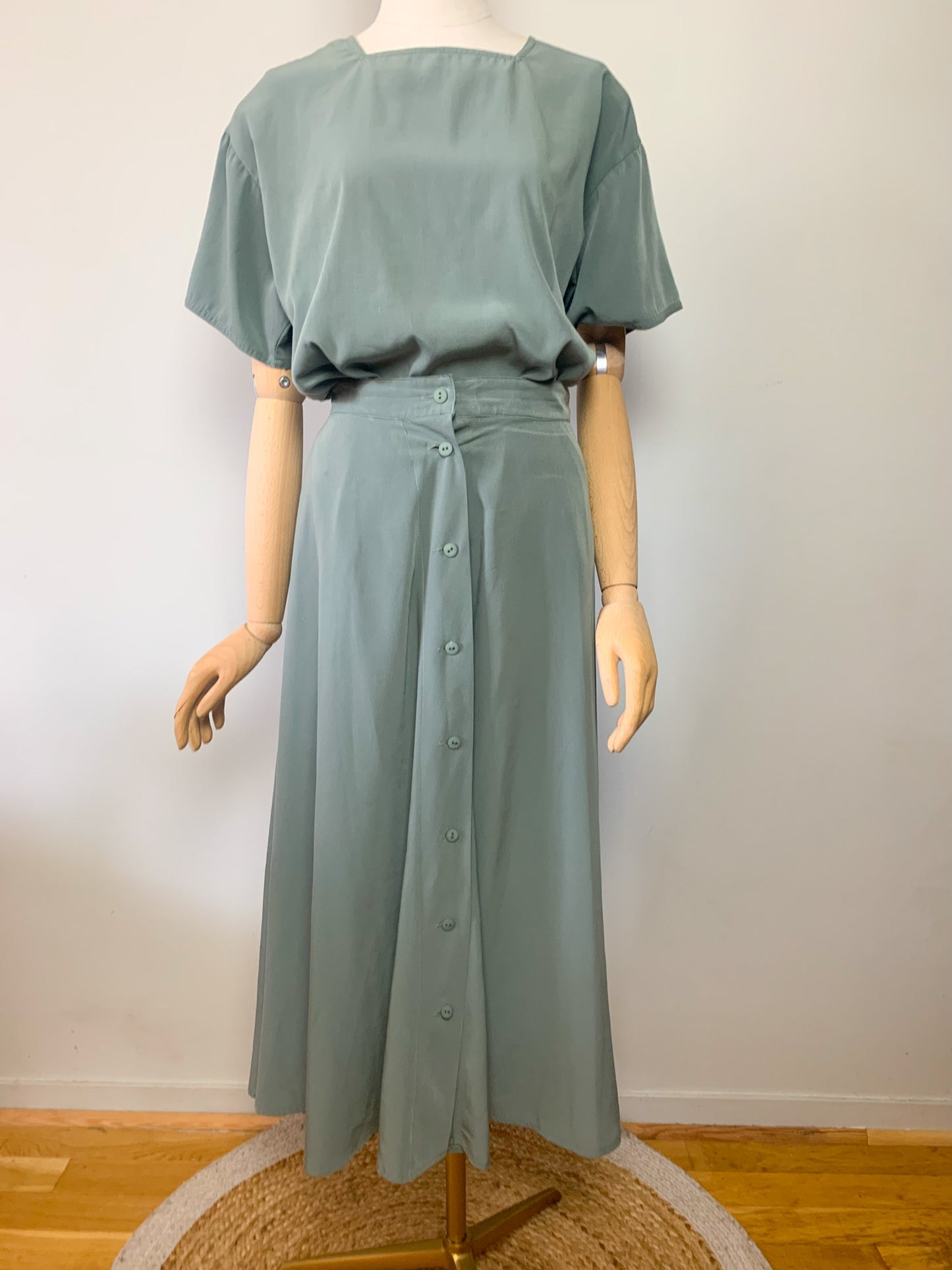 Ensemble blouse et jupe midi boutonnée kaki vintage Jousse #jousse #vintage #ensemble