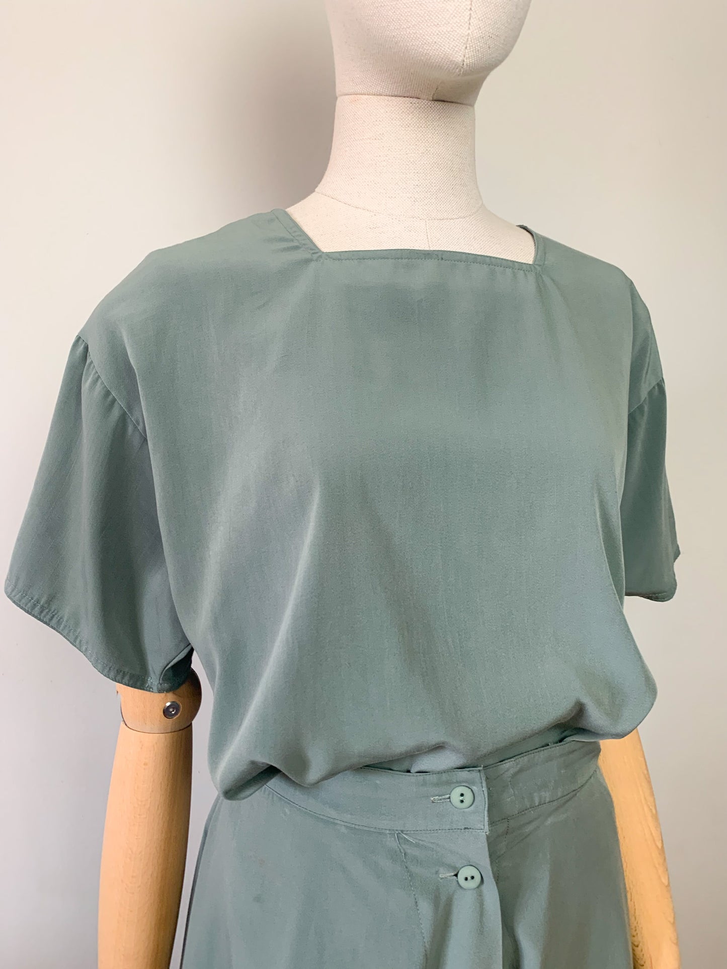 Ensemble blouse et jupe midi boutonnée kaki vintage Jousse #jousse #vintage #ensemble