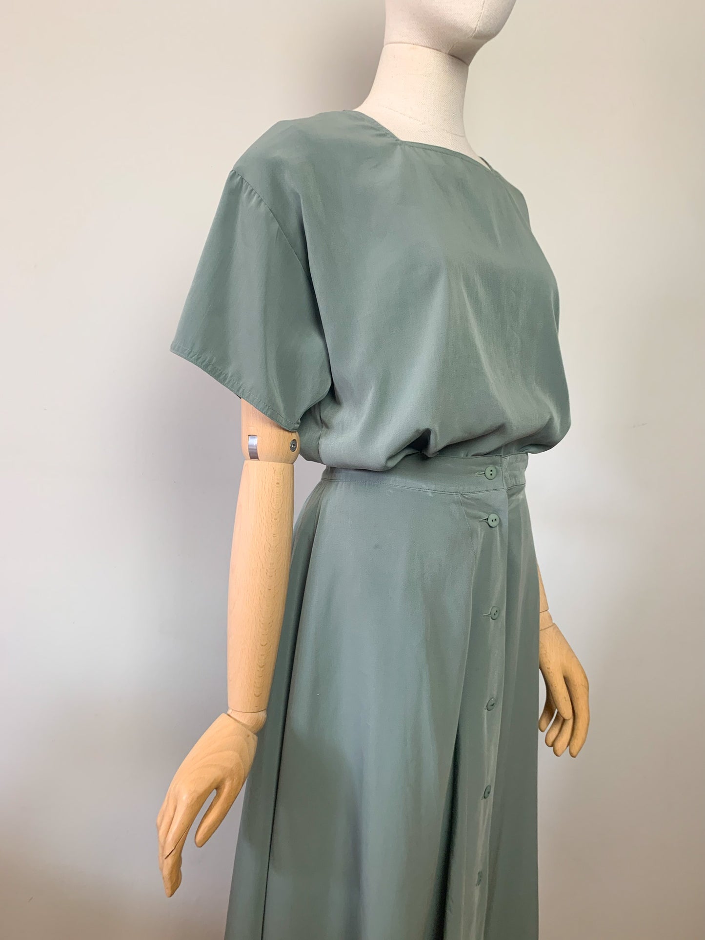 Ensemble blouse et jupe midi boutonnée kaki vintage Jousse #jousse #vintage #ensemble