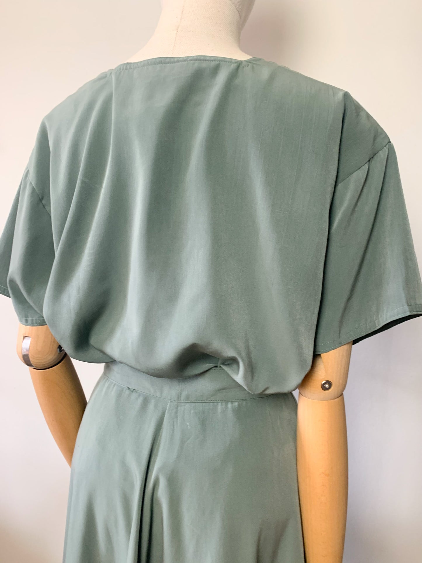 Ensemble blouse et jupe midi boutonnée kaki vintage Jousse #jousse #vintage #ensemble