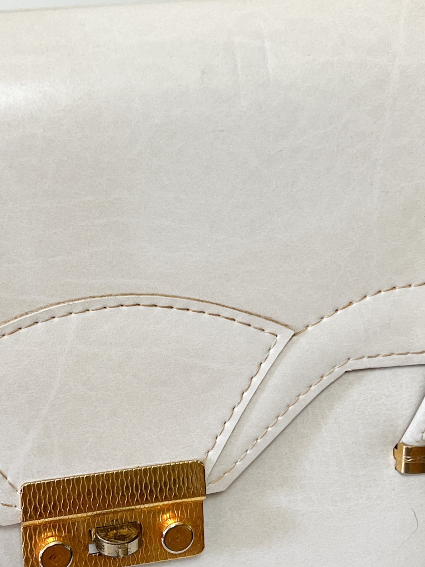 Sac Rigide Vintage Cuir Blanc Crème - 3 Soufflets Intérieurs - Fermoir Doré