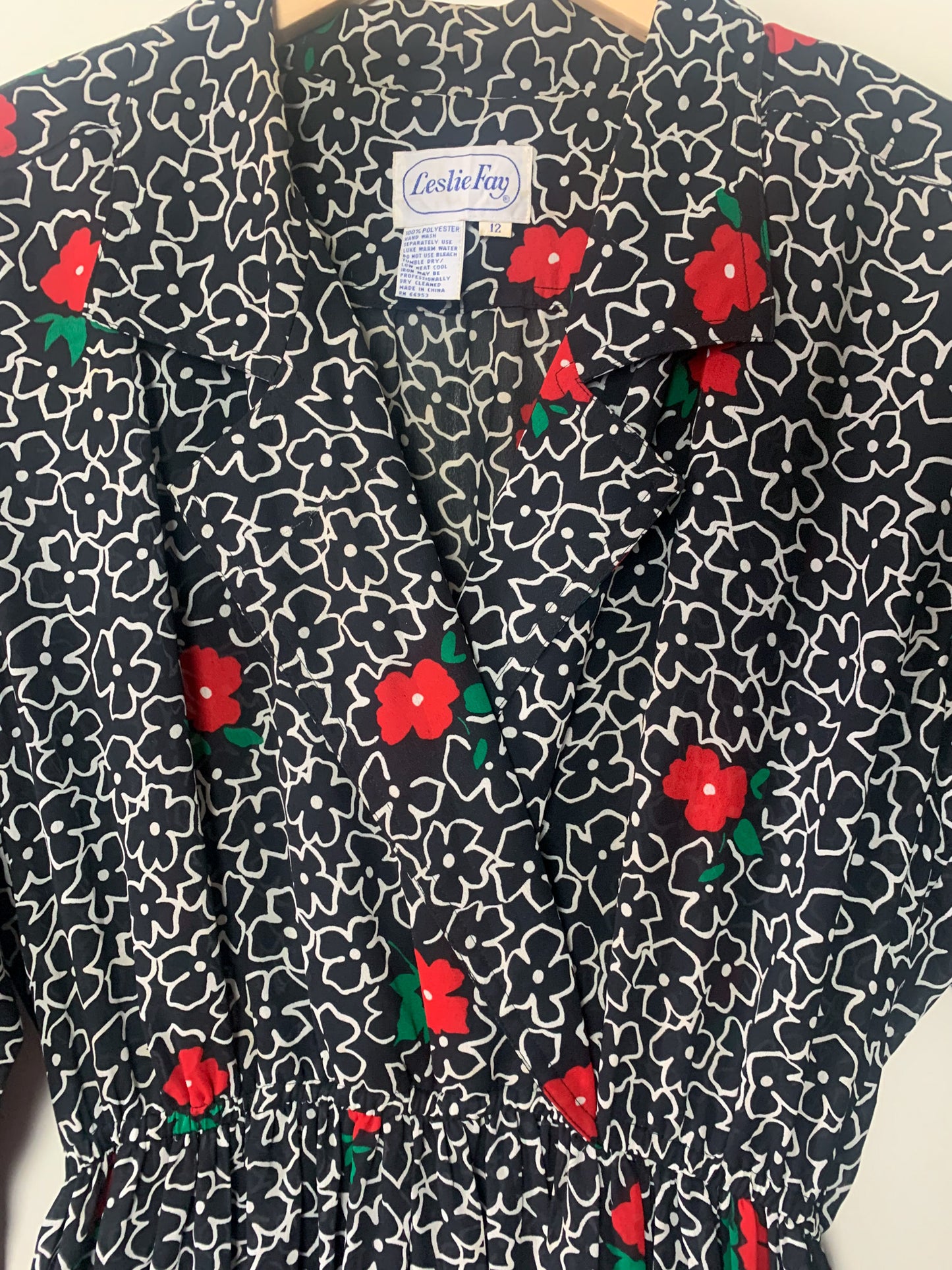Robe Vintage LESLIE FAY - Imprimé Floral Noir, Rouge & Vert - Épaules Structurées - Années 80 - T. 40/42 FR (L)