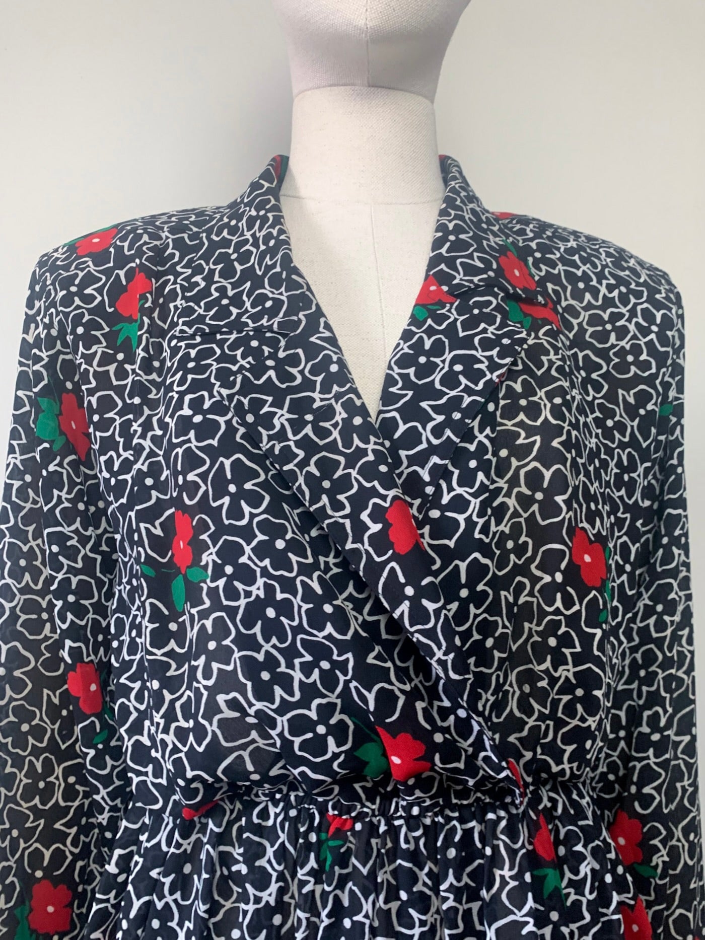 Robe Vintage LESLIE FAY - Imprimé Floral Noir, Rouge & Vert - Épaules Structurées - Années 80 - T. 40/42 FR (L)