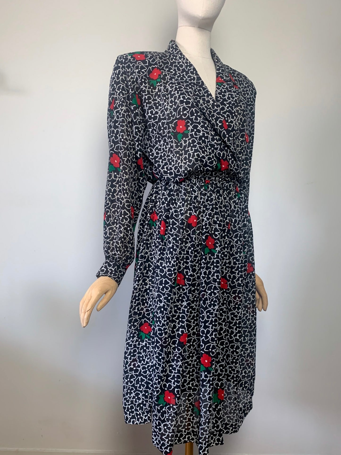 Robe Vintage LESLIE FAY - Imprimé Floral Noir, Rouge & Vert - Épaules Structurées - Années 80 - T. 40/42 FR (L)