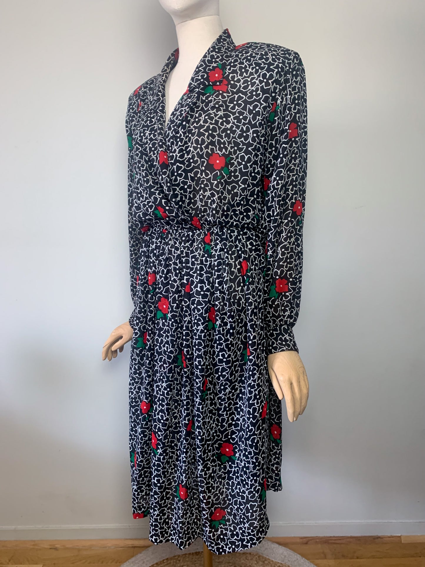 Robe Vintage LESLIE FAY - Imprimé Floral Noir, Rouge & Vert - Épaules Structurées - Années 80 - T. 40/42 FR (L)