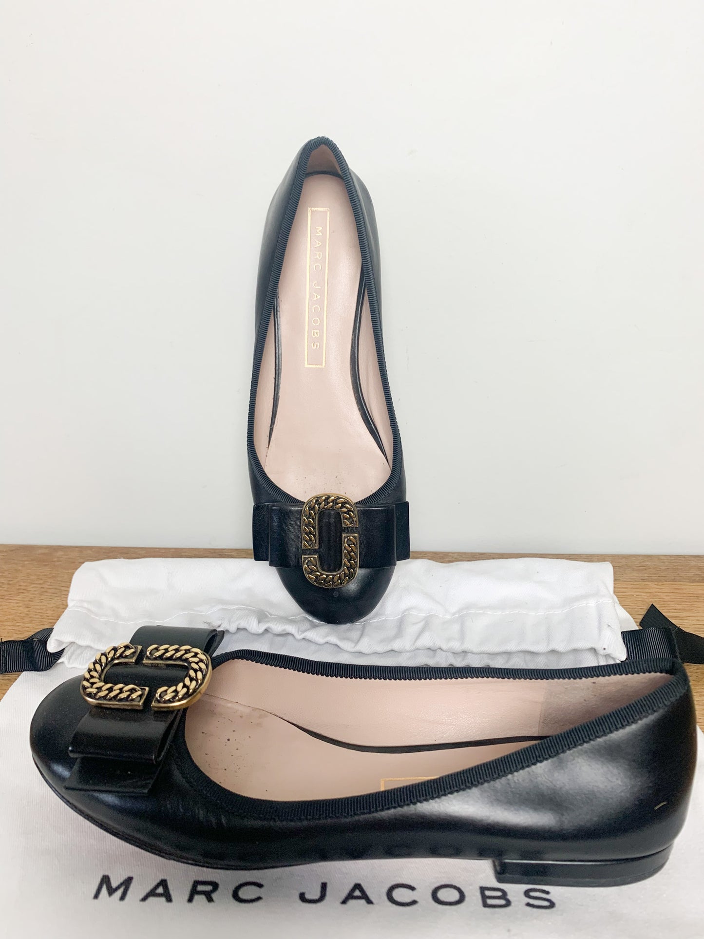 Ballerines Plates MARC JACOBS en Cuir Noir - Détail Boucle Dorée - T. 36