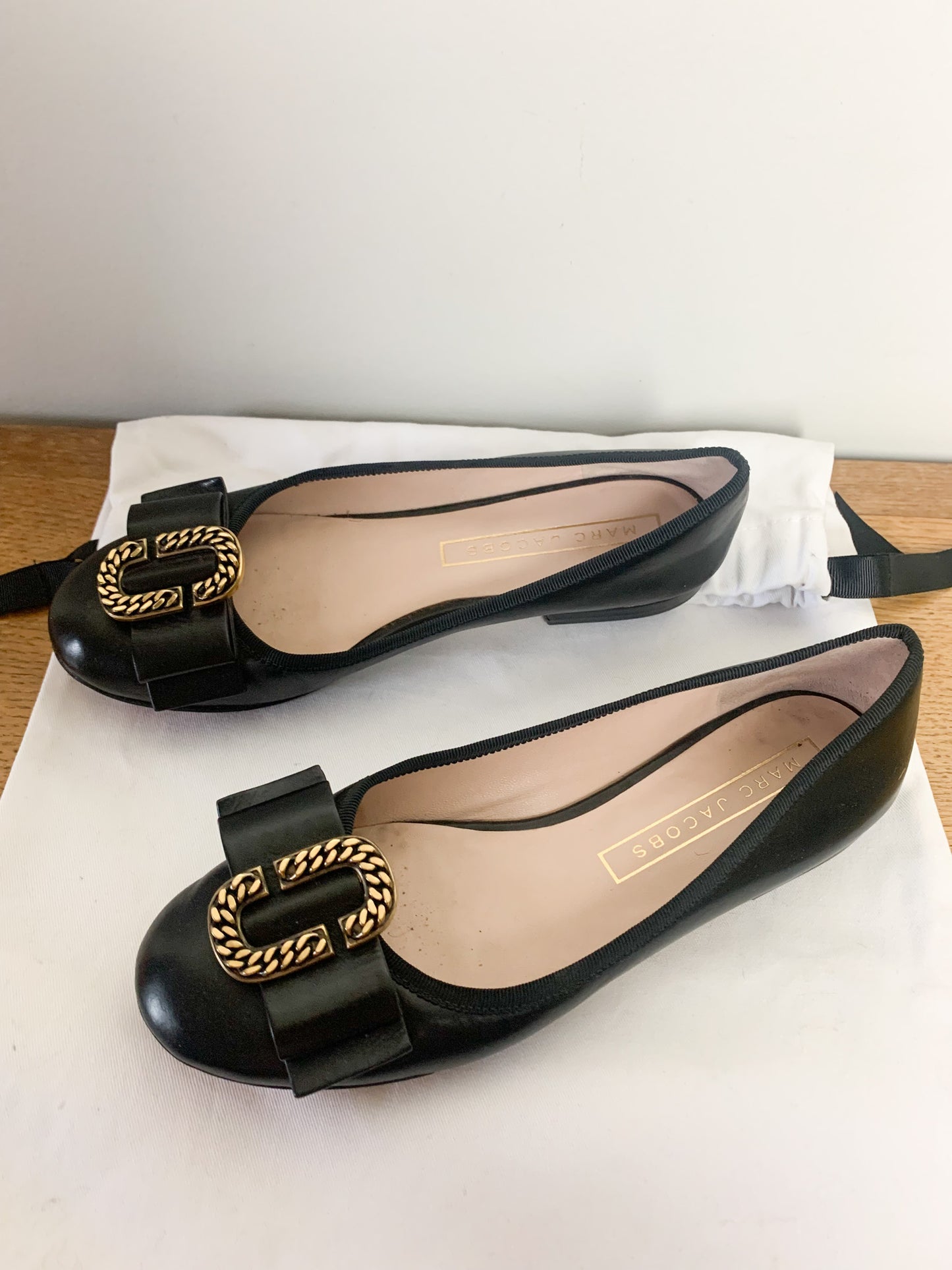 Ballerines Plates MARC JACOBS en Cuir Noir - Détail Boucle Dorée - T. 36