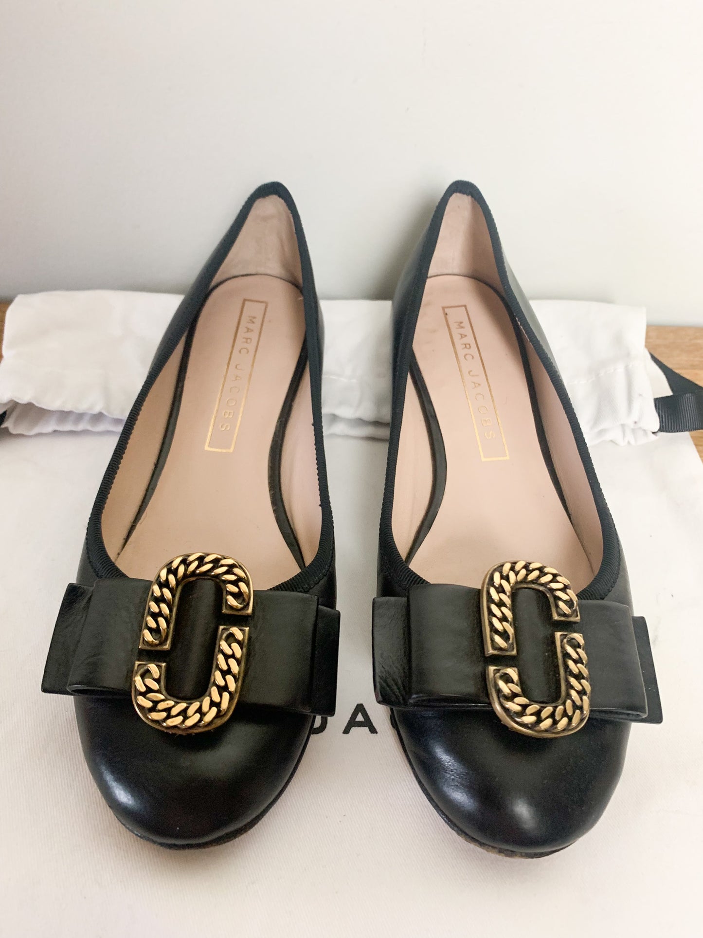 Ballerines Plates MARC JACOBS en Cuir Noir - Détail Boucle Dorée - T. 36