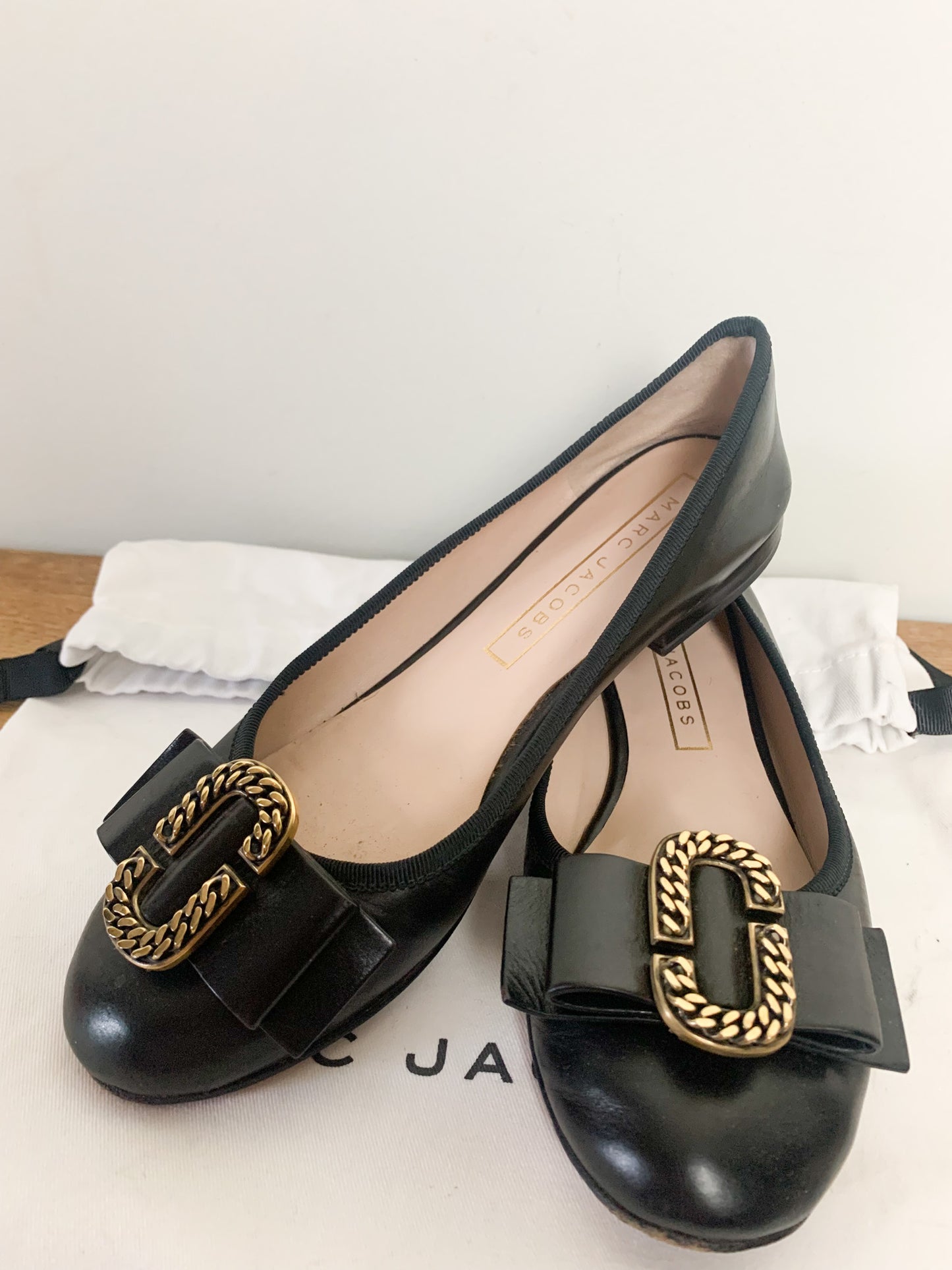 Ballerines Plates MARC JACOBS en Cuir Noir - Détail Boucle Dorée - T. 36