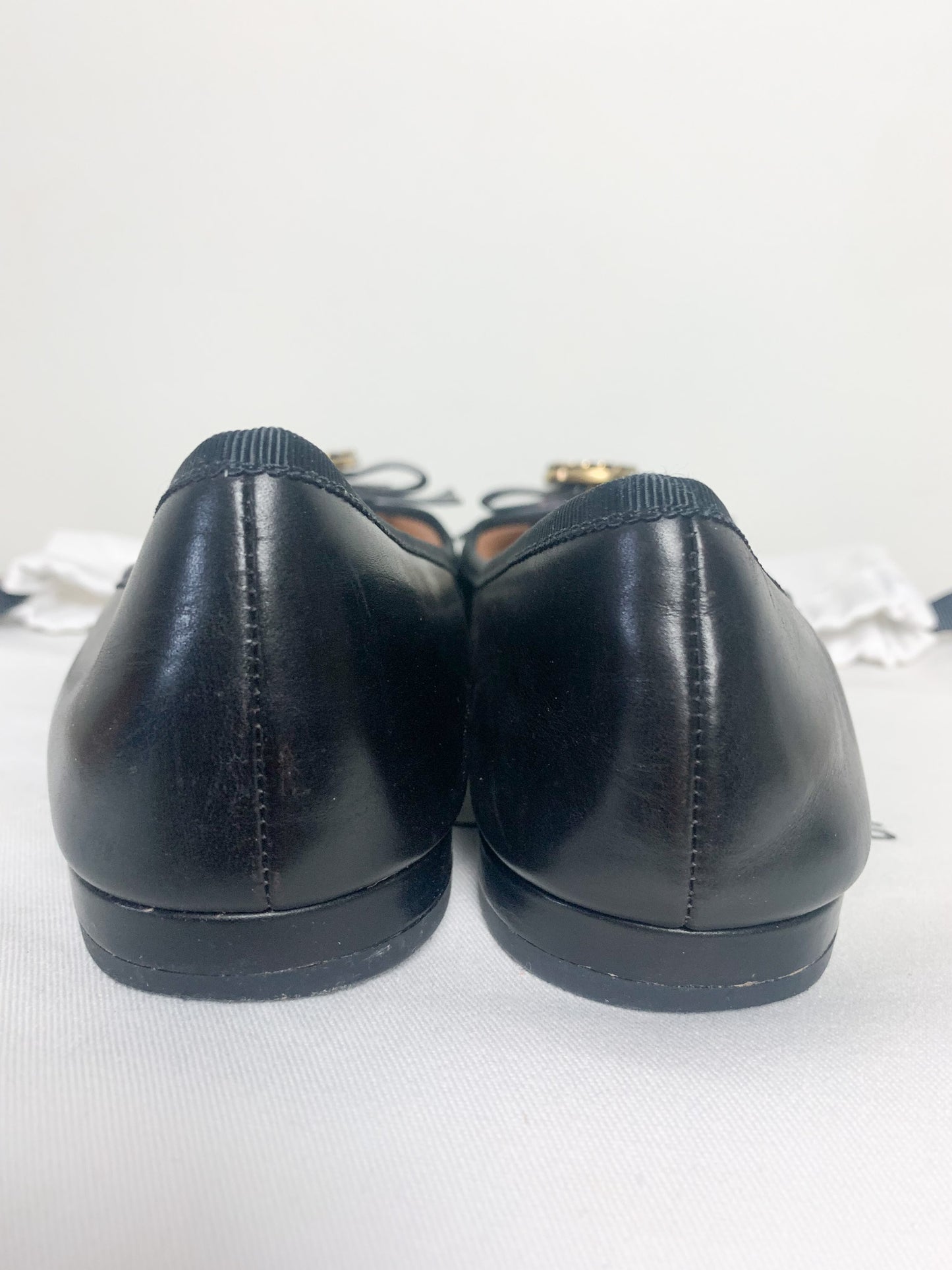 Ballerines Plates MARC JACOBS en Cuir Noir - Détail Boucle Dorée - T. 36