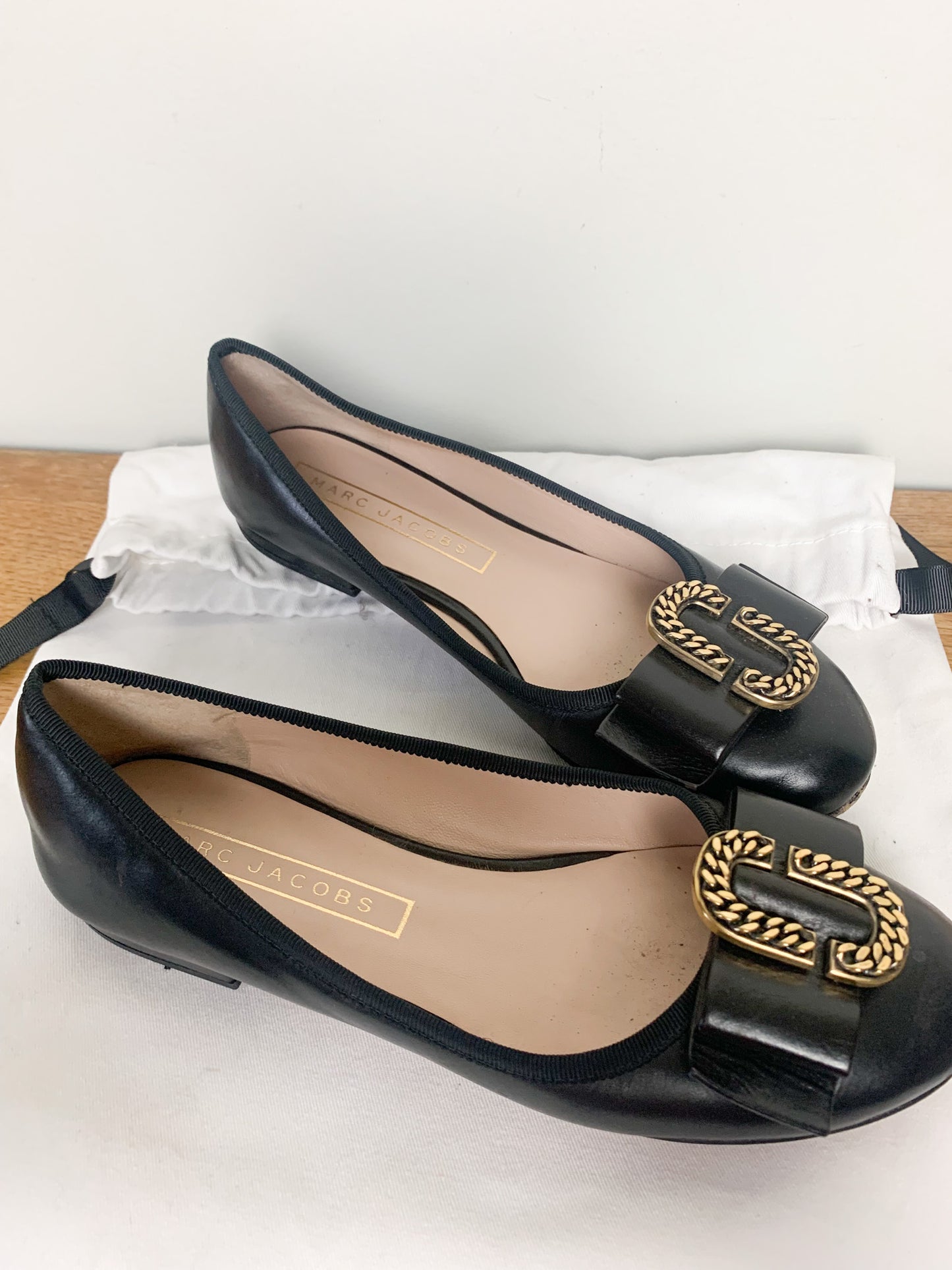 Ballerines Plates MARC JACOBS en Cuir Noir - Détail Boucle Dorée - T. 36