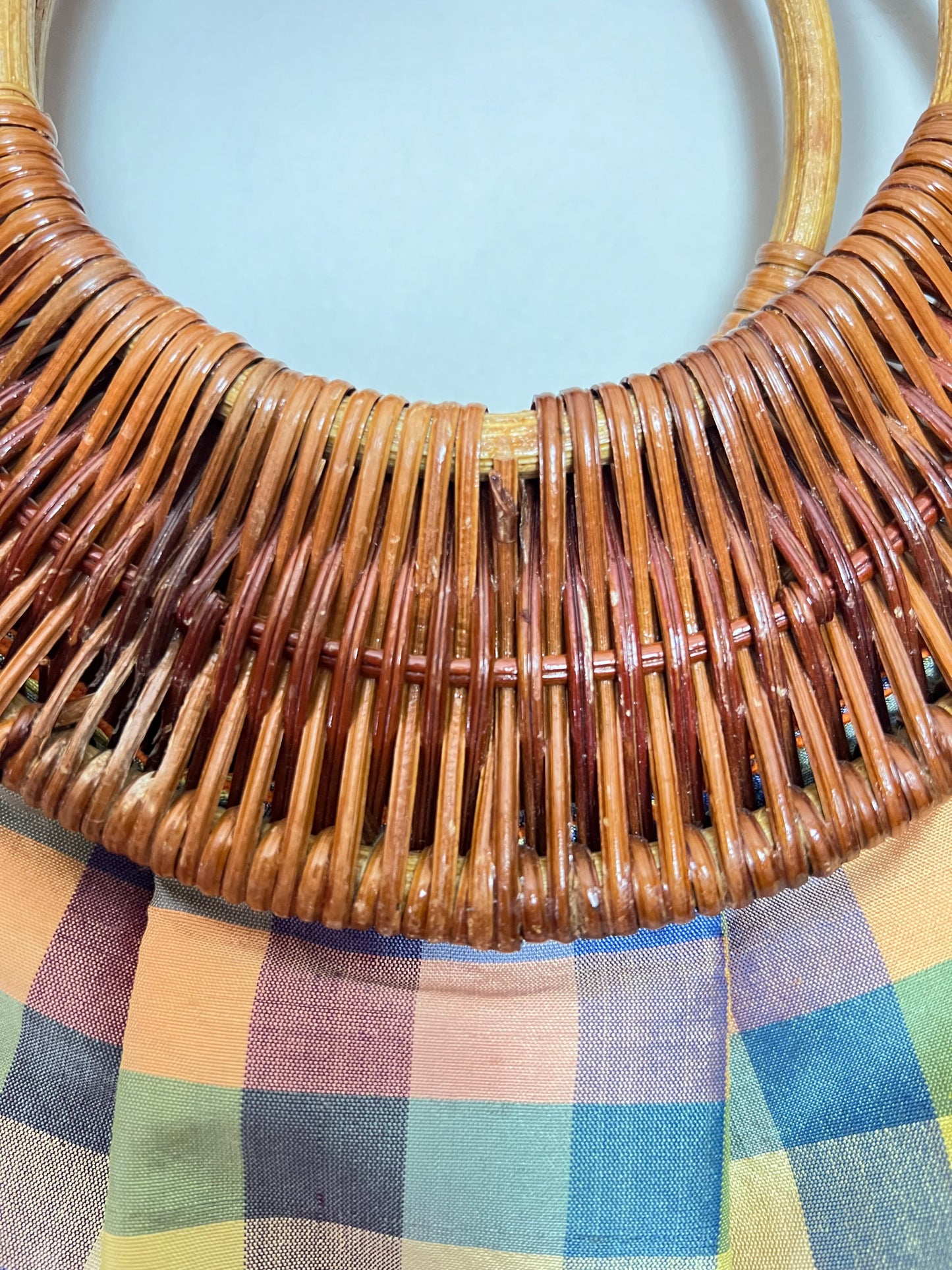 Sac à Main Vintage Esprit Madras Satiné – Anses Rondes Bois & Paille Tressée