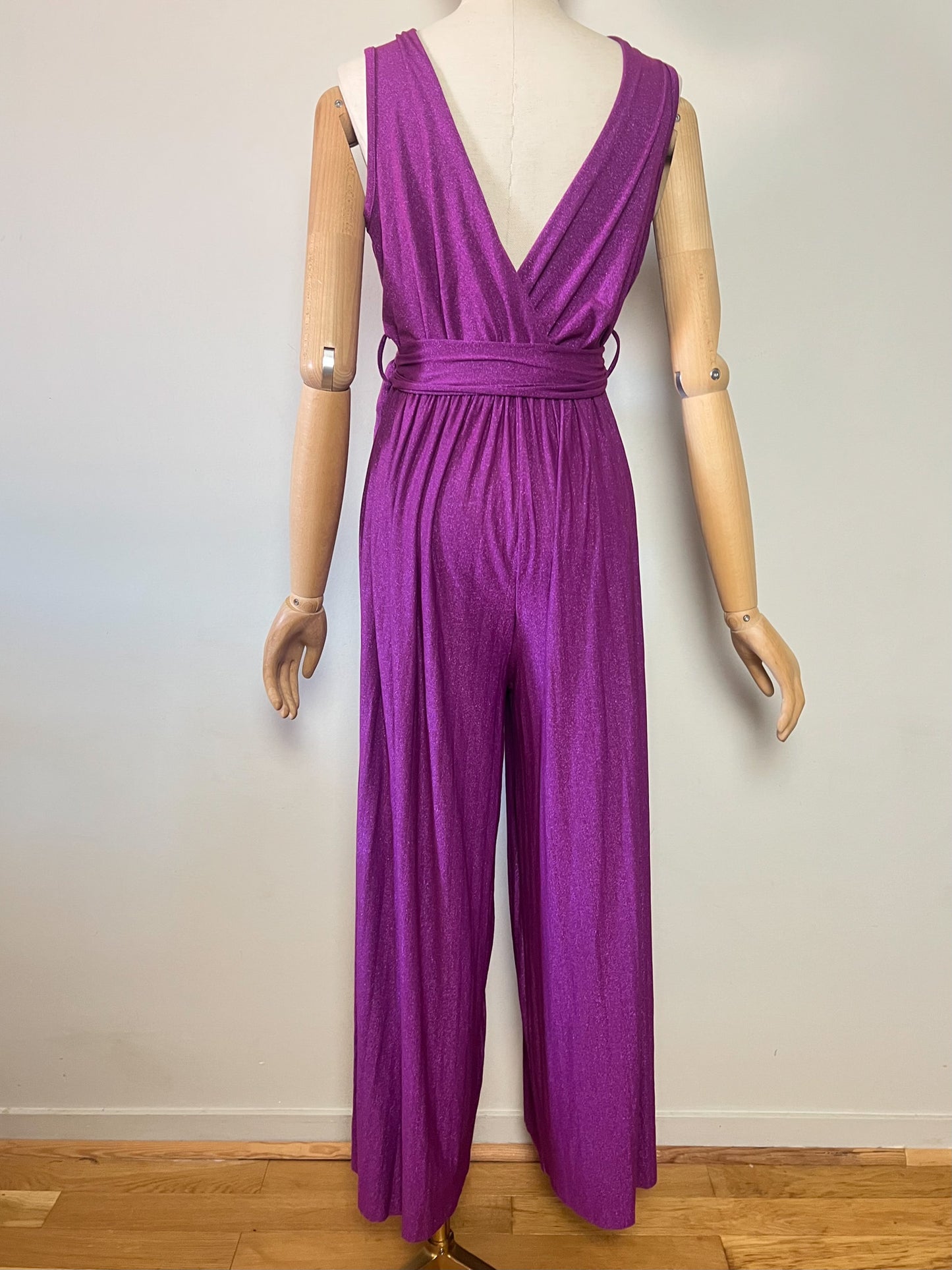 Combinaison Pantalon Fluide Violette Pailletée – Décolleté Plongeant ajustable & Ceinture Large (T36/38)