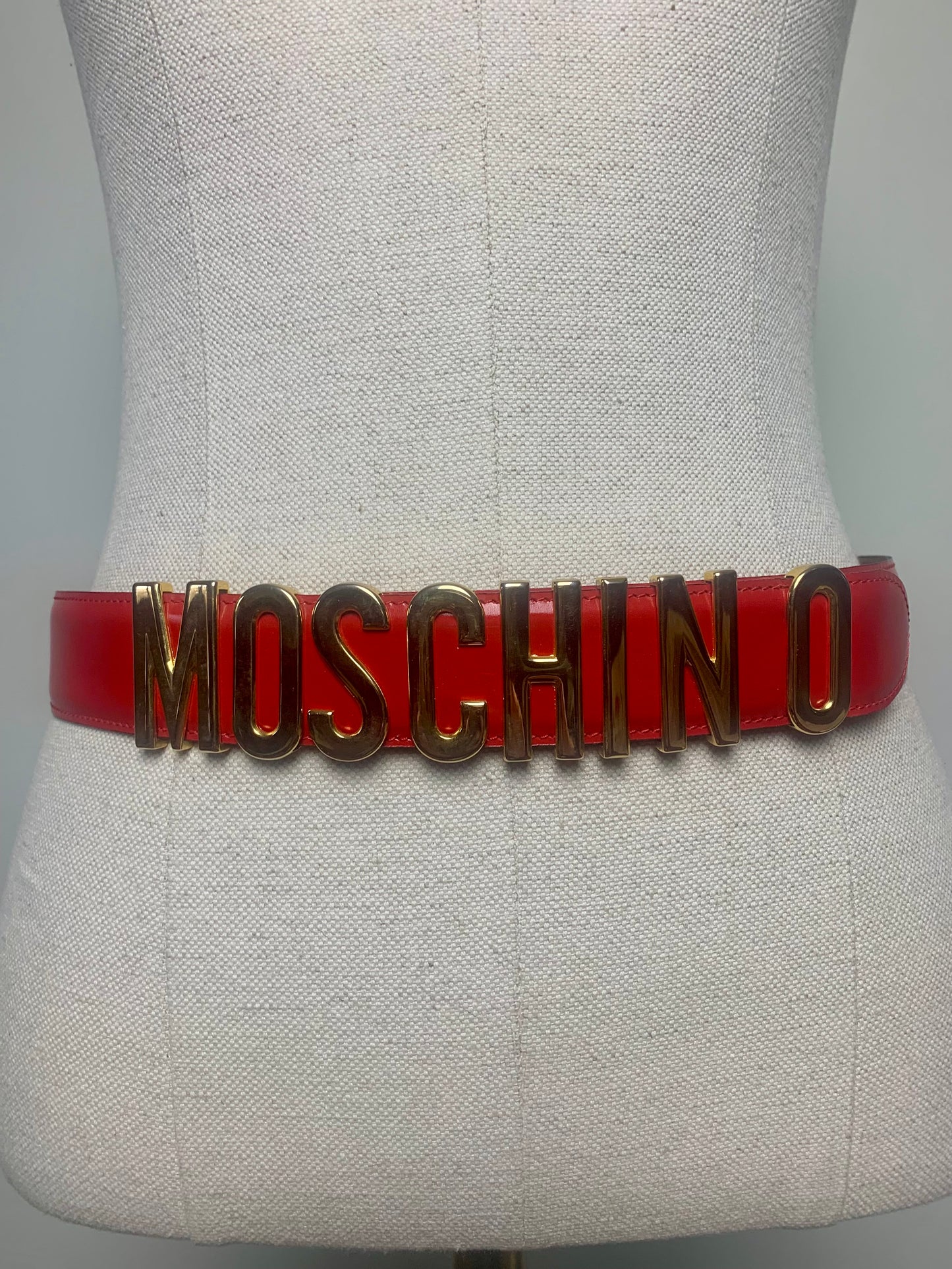 Ceinture en cuir vernis rouge vintage Moschino