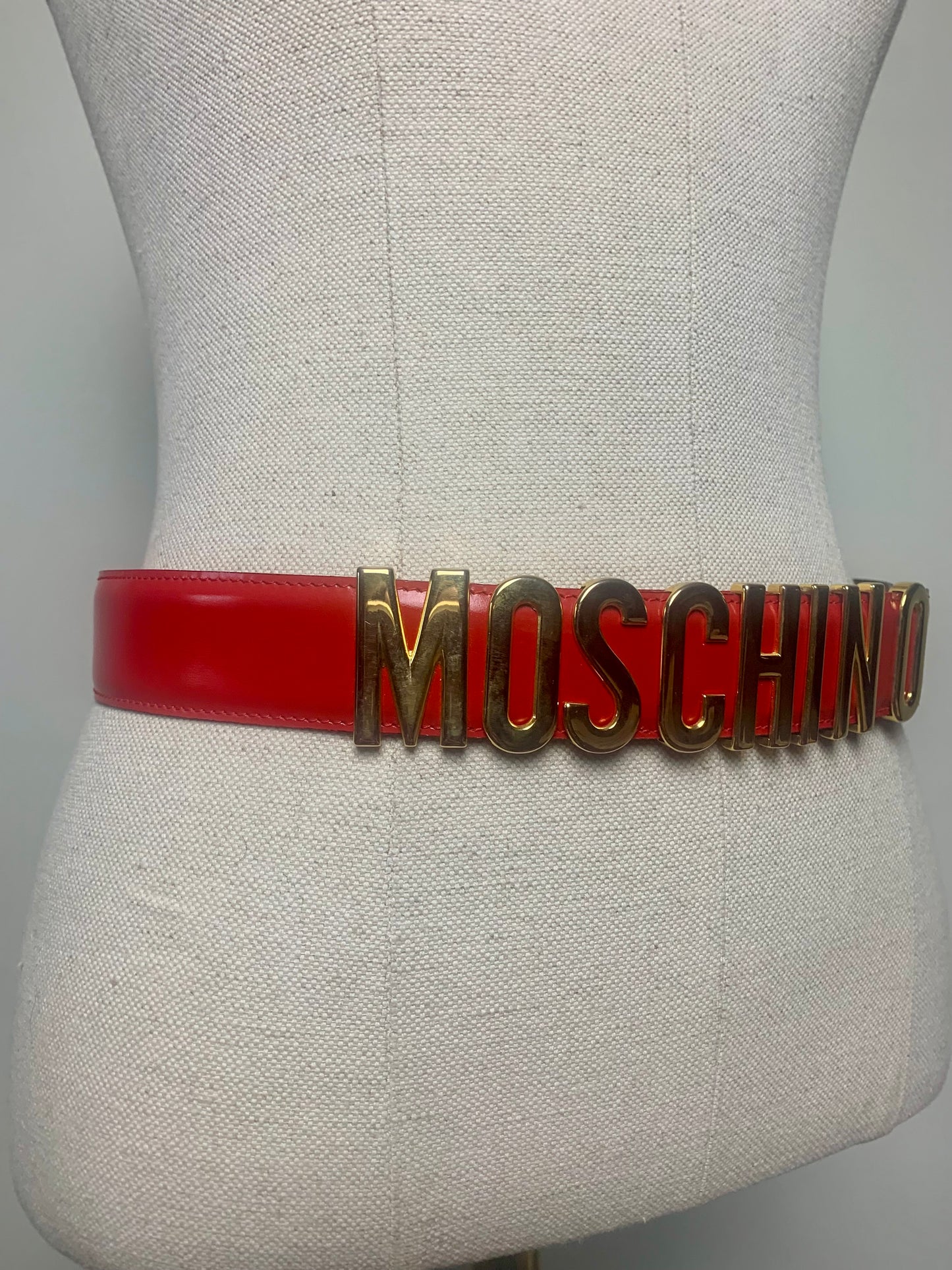 Ceinture en cuir vernis rouge vintage Moschino