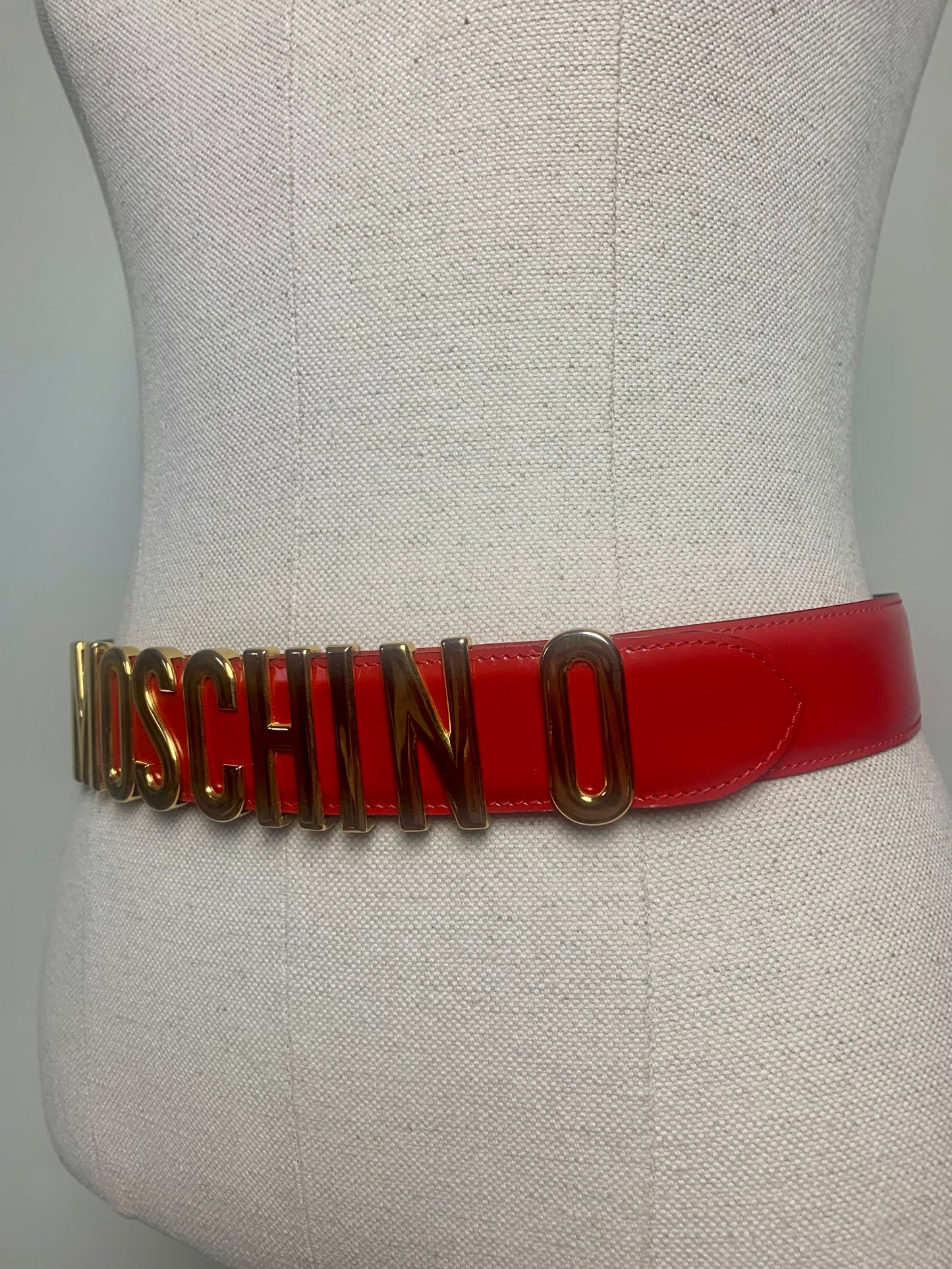 Ceinture en cuir vernis rouge vintage Moschino