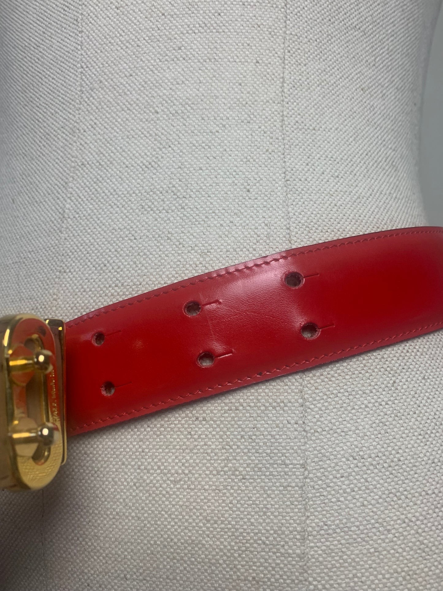 Ceinture en cuir vernis rouge vintage Moschino