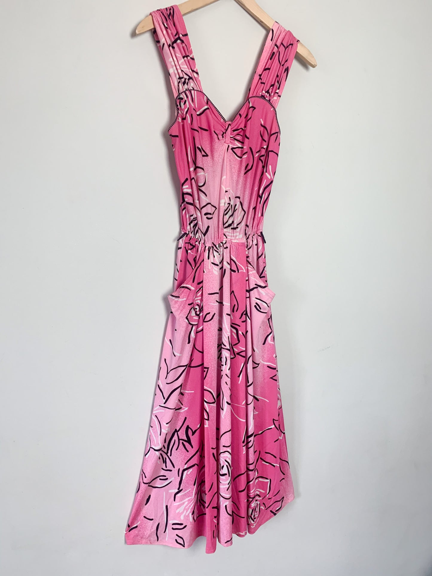 Robe vintage années 80 rose à imprimé floral stylisé #robes #vintage