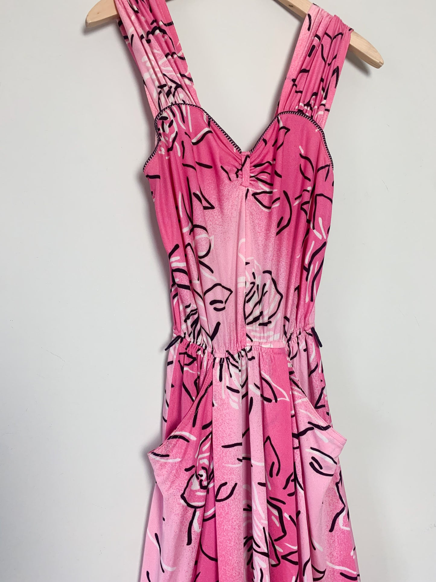 Robe vintage années 80 rose à imprimé floral stylisé #robes #vintage