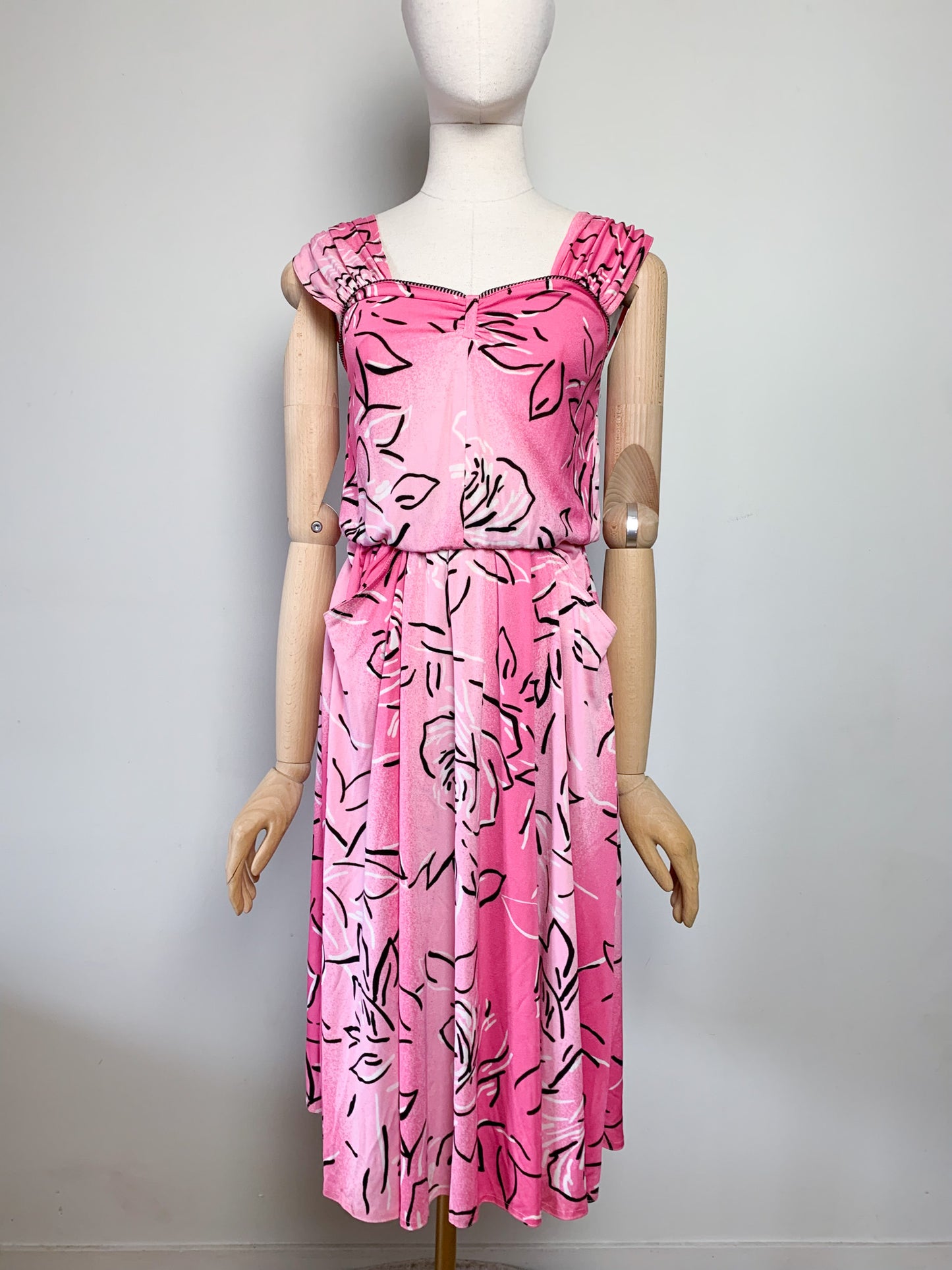 Robe vintage années 80 rose à imprimé floral stylisé #robes #vintage