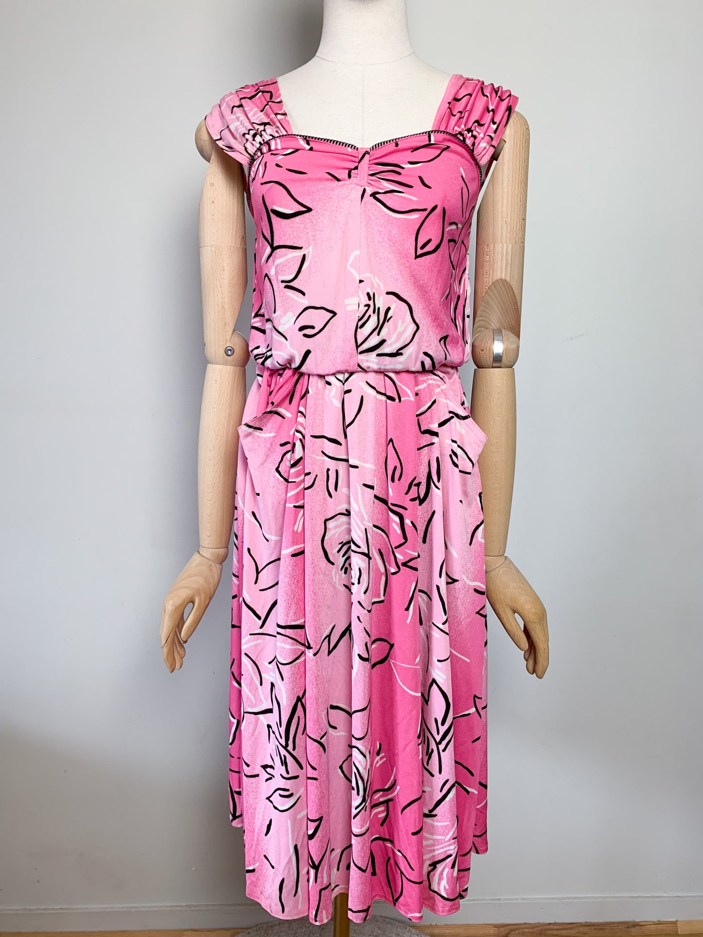 Robe vintage années 80 rose à imprimé floral stylisé #robes #vintage