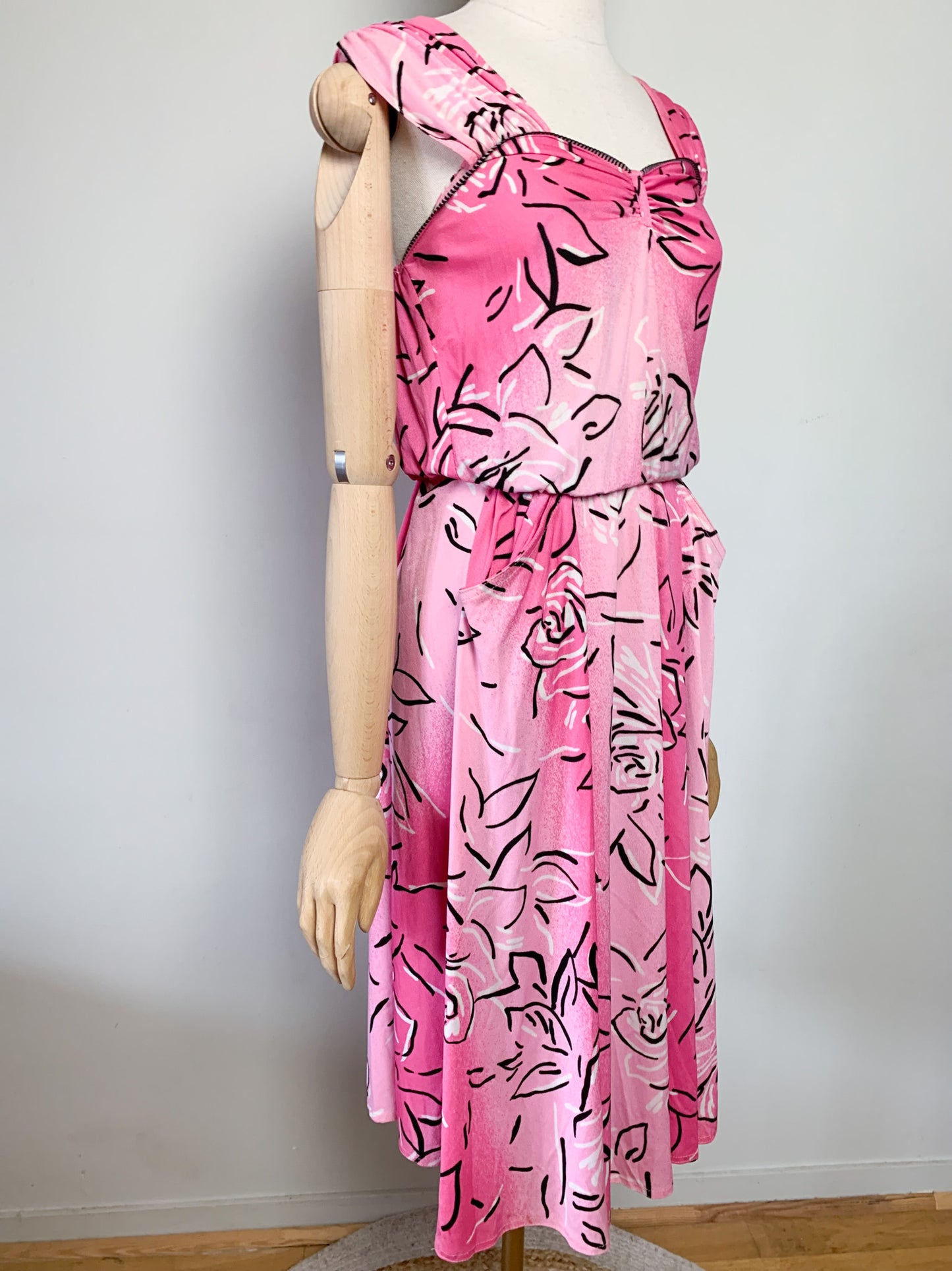 Robe vintage années 80 rose à imprimé floral stylisé #robes #vintage