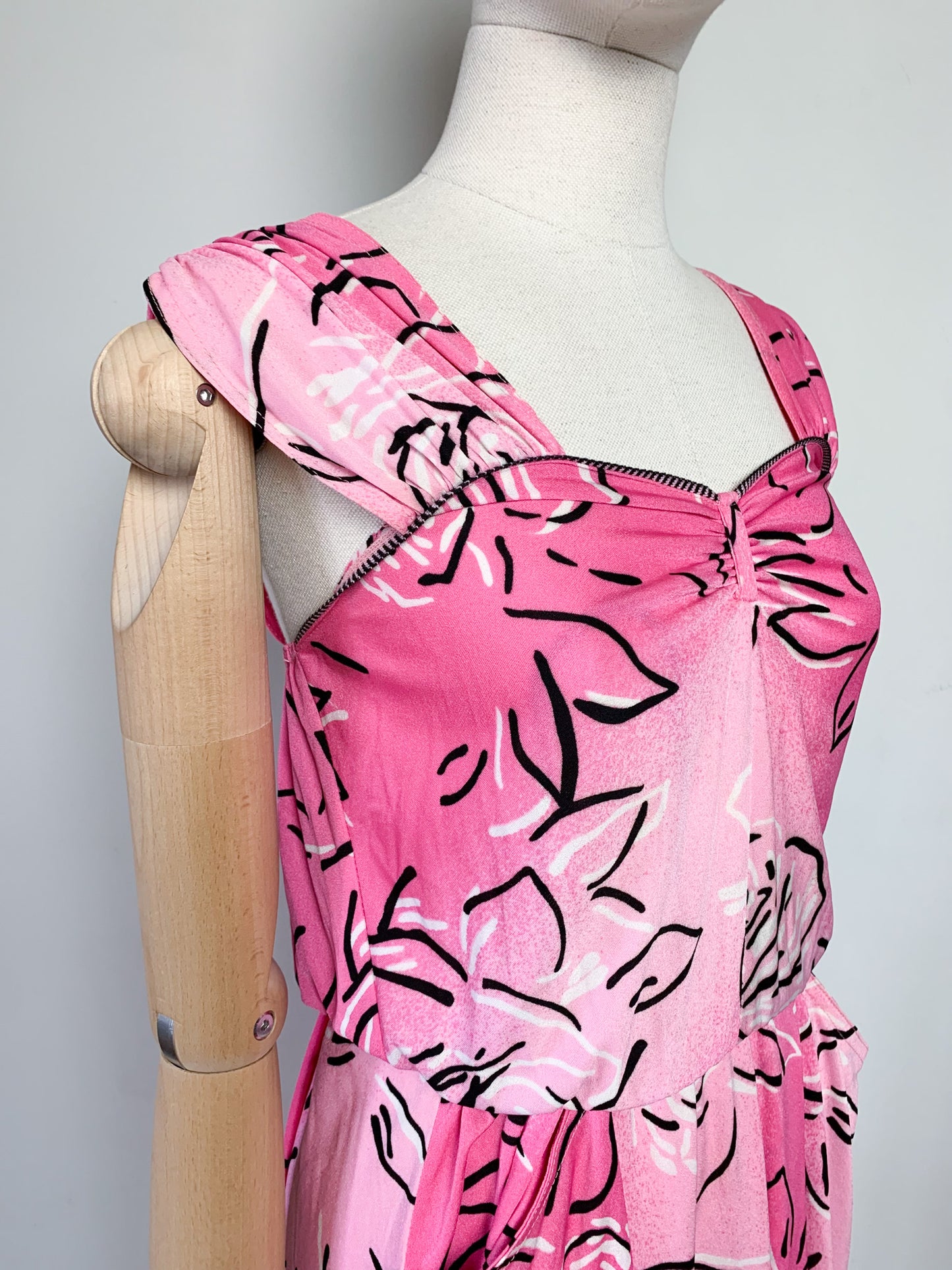 Robe vintage années 80 rose à imprimé floral stylisé #robes #vintage