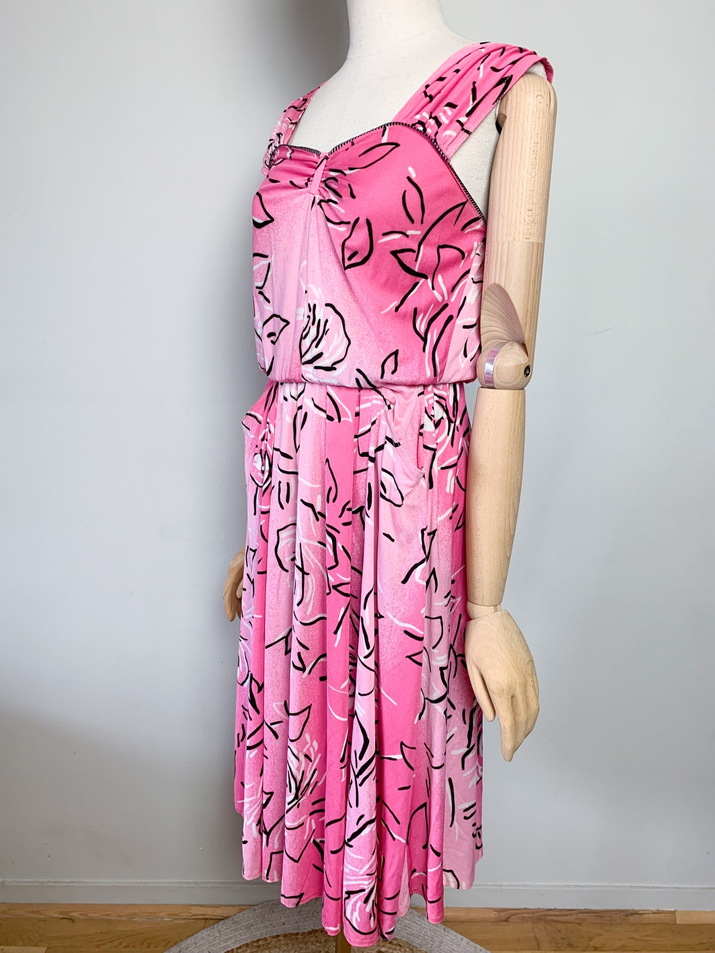 Robe vintage années 80 rose à imprimé floral stylisé #robes #vintage