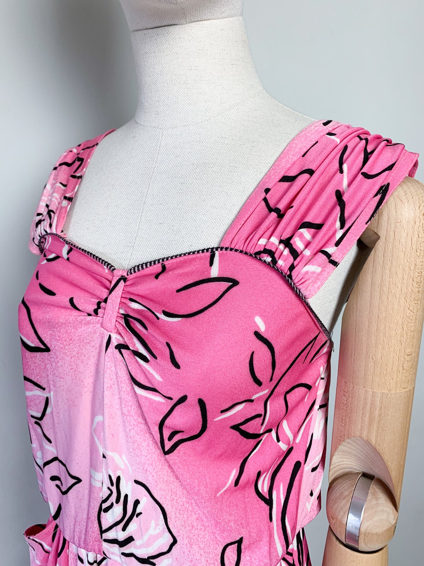Robe vintage années 80 rose à imprimé floral stylisé #robes #vintage