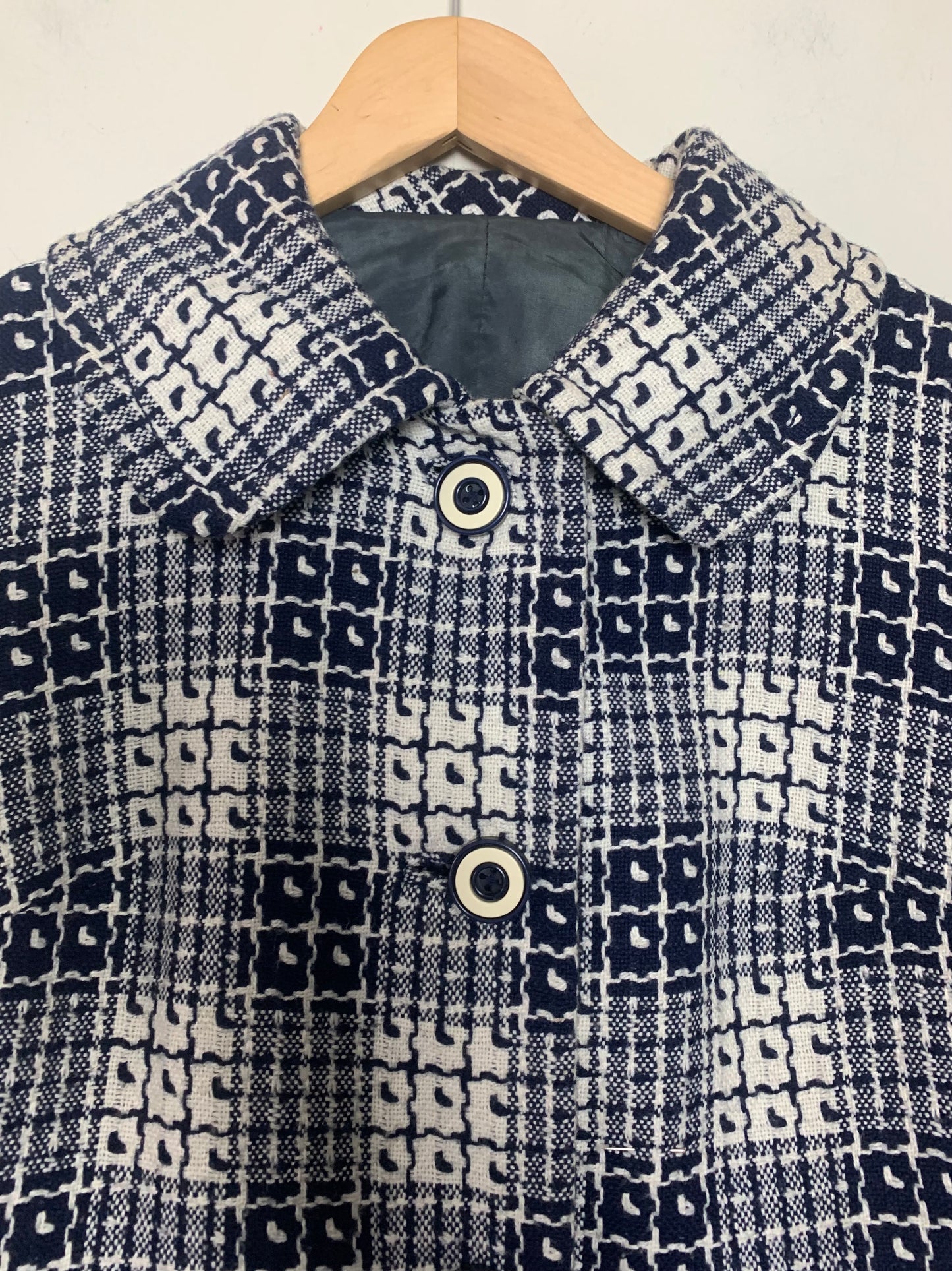 Manteau mi long en laine tissé marine et crème vintage