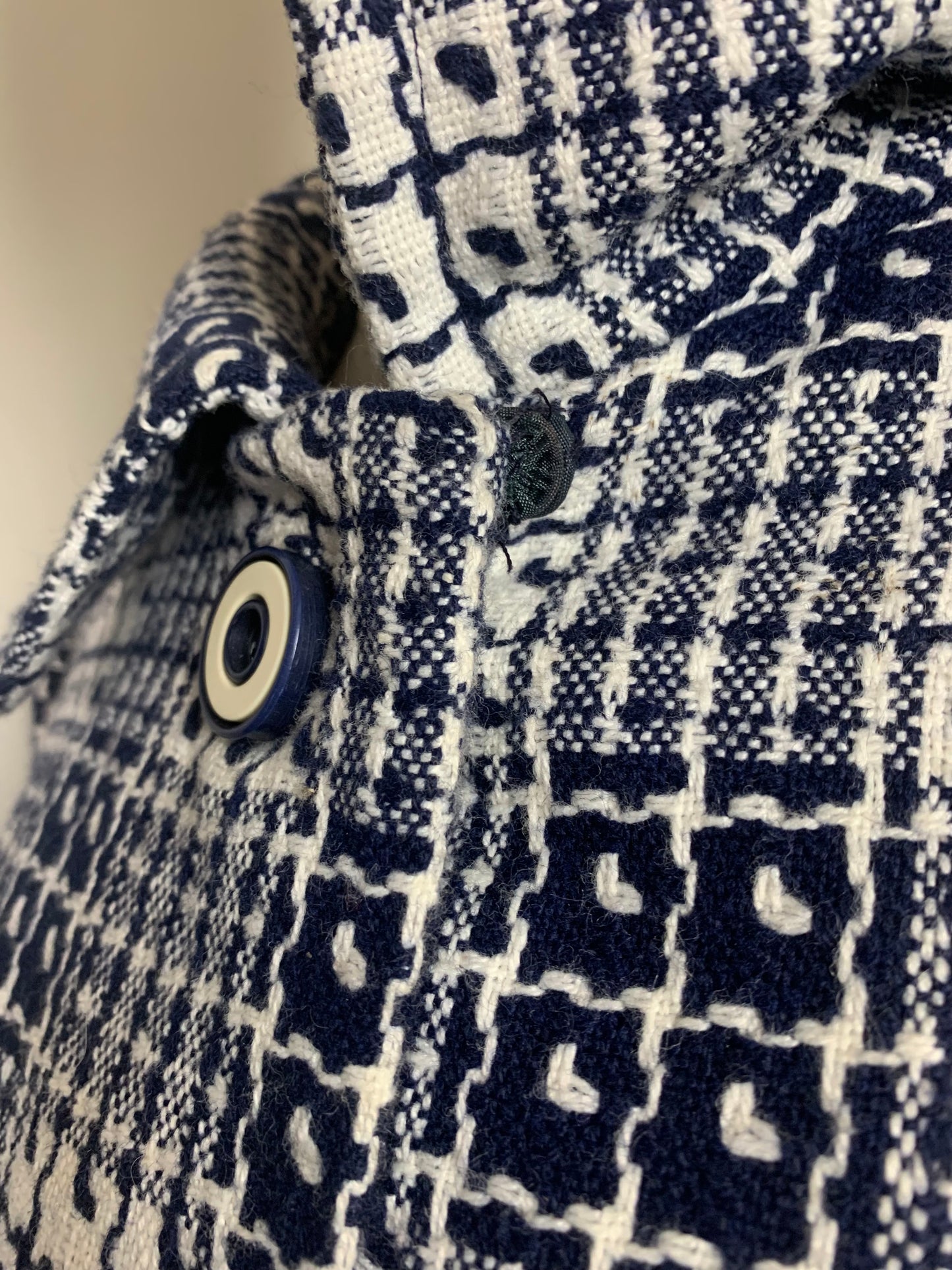 Manteau mi long en laine tissé marine et crème vintage