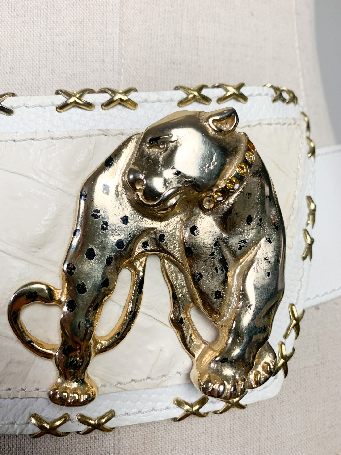Ceinture maxi blanche avec panthère dorée et strass vintage