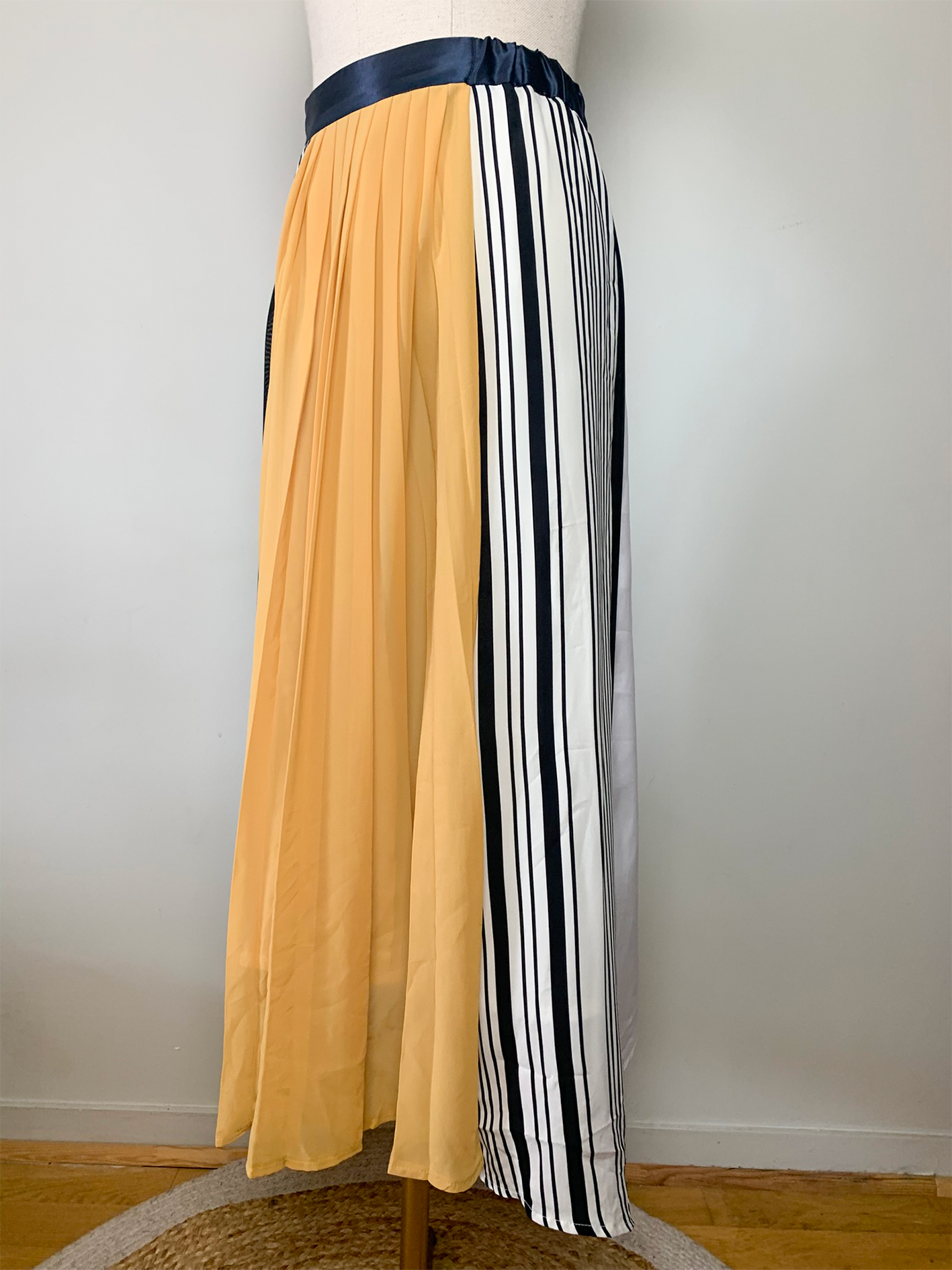Jupe midi fluide asymétrique marine, jaune et blanche vintage