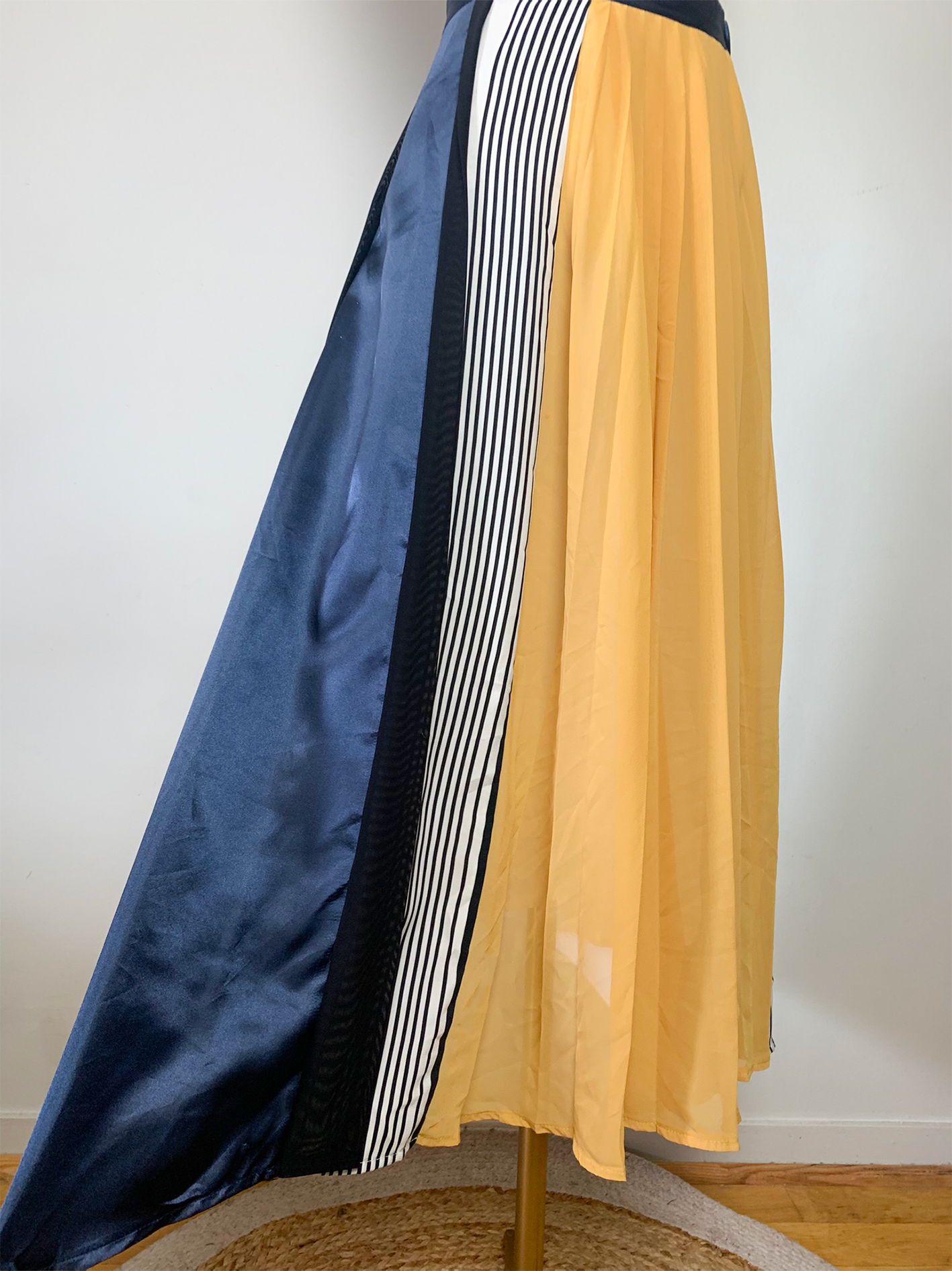 Jupe midi fluide asymétrique marine, jaune et blanche vintage
