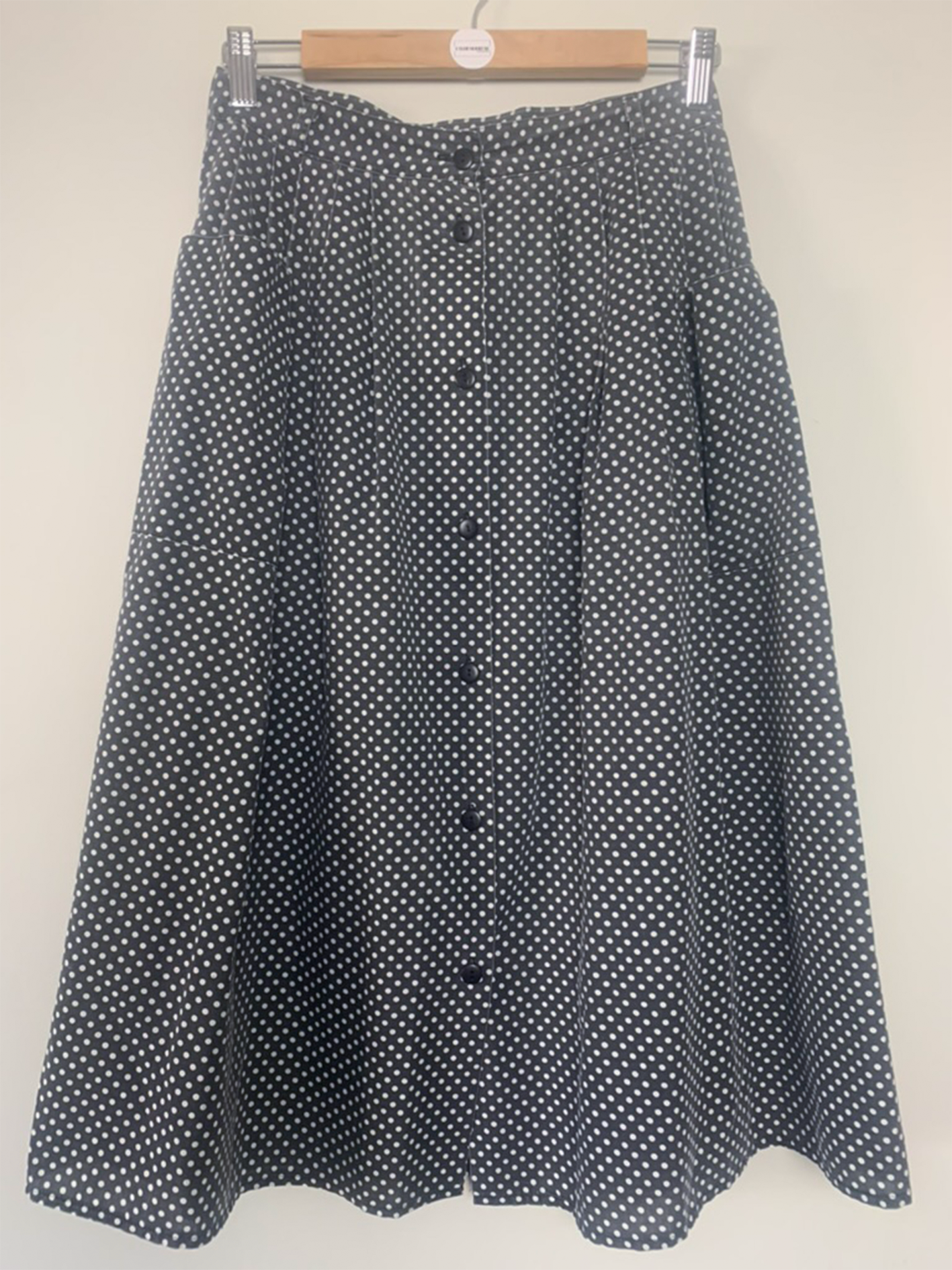 Jupe midi à plis gris anthracite à pois blancs boutonnée sur le devant vintage