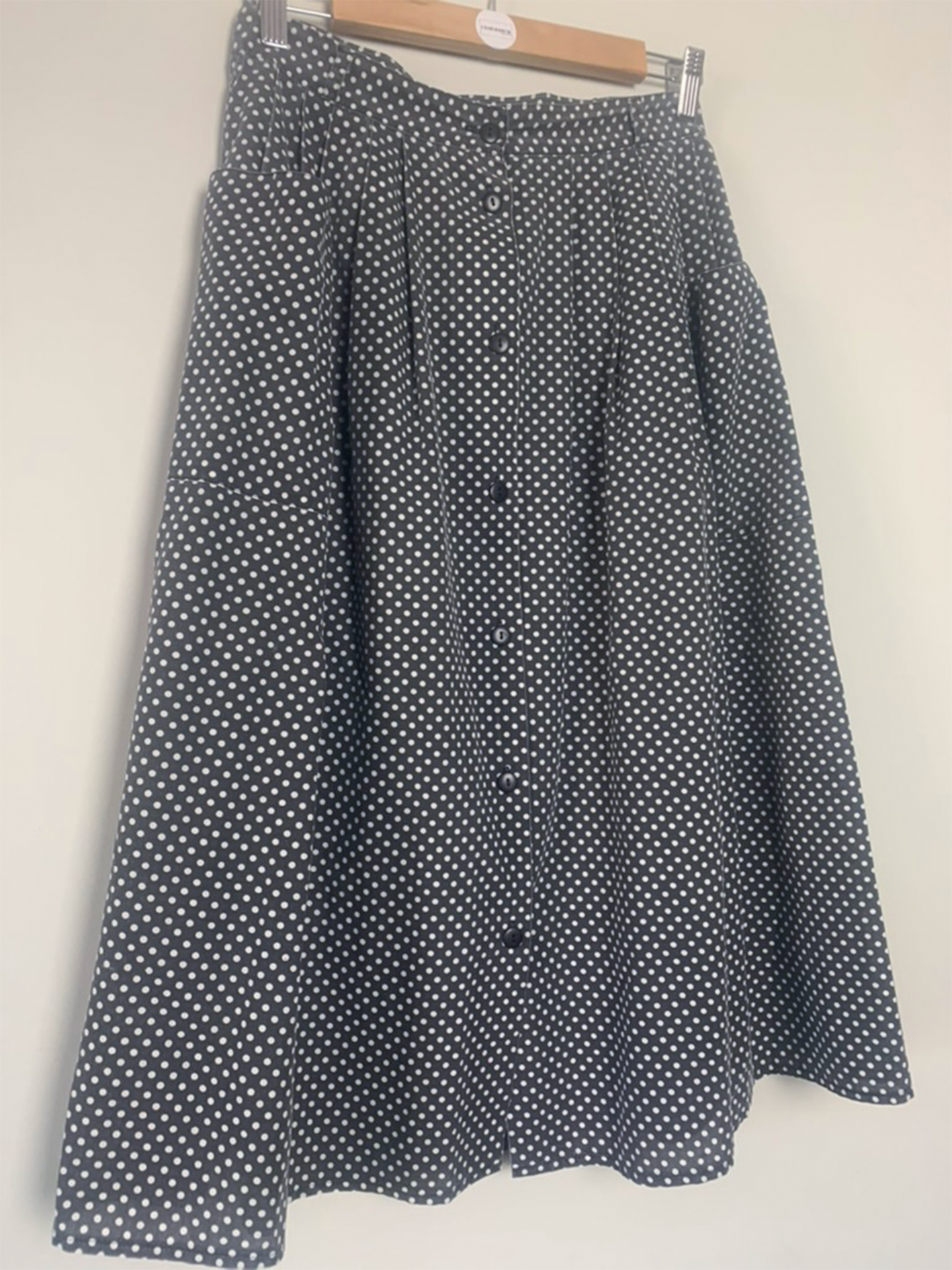 Jupe midi à plis gris anthracite à pois blancs boutonnée sur le devant vintage