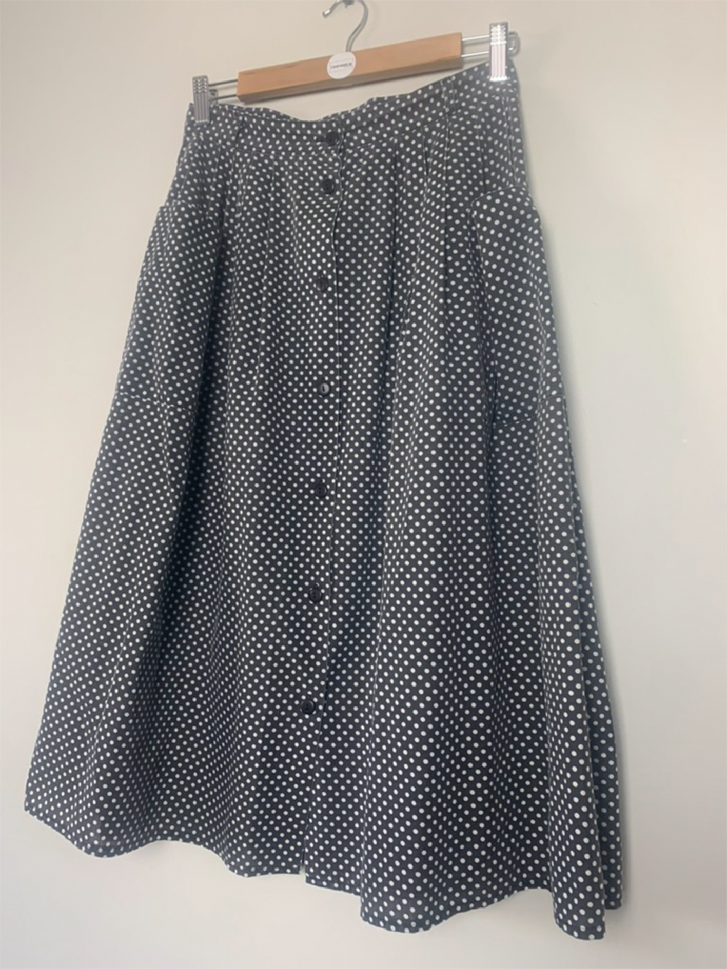 Jupe midi à plis gris anthracite à pois blancs boutonnée sur le devant vintage