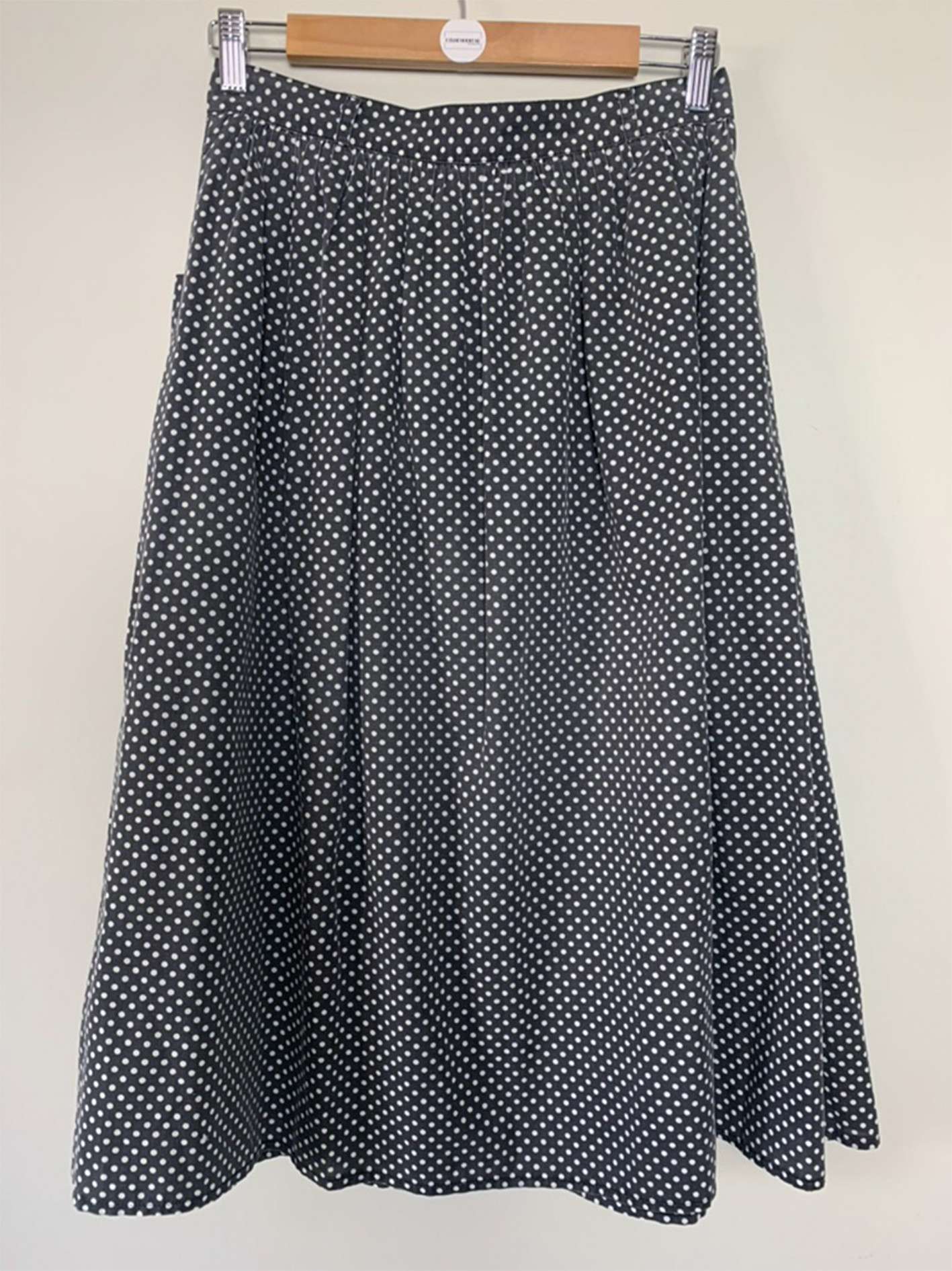 Jupe midi à plis gris anthracite à pois blancs boutonnée sur le devant vintage