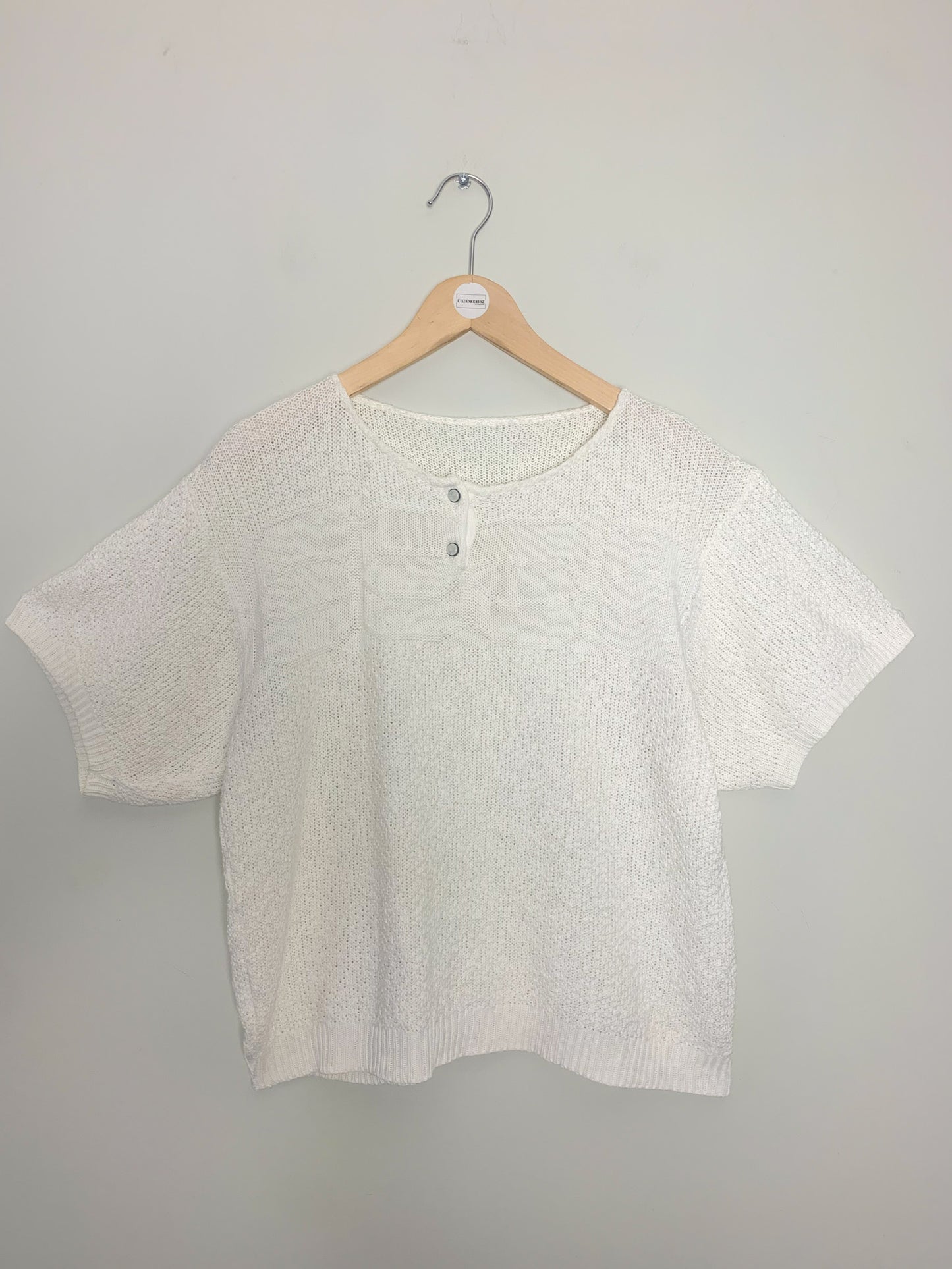 Top blanc col rond avec boutons manches courtes en maille vintage
