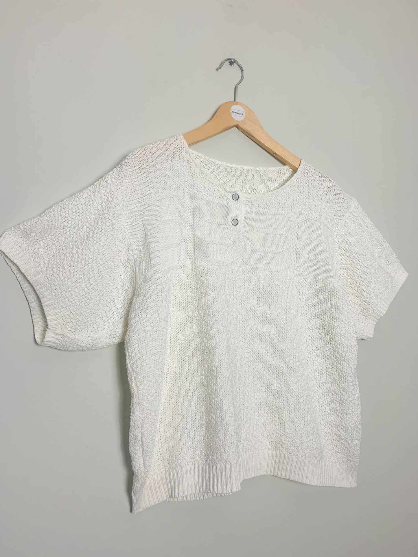 Top blanc col rond avec boutons manches courtes en maille vintage