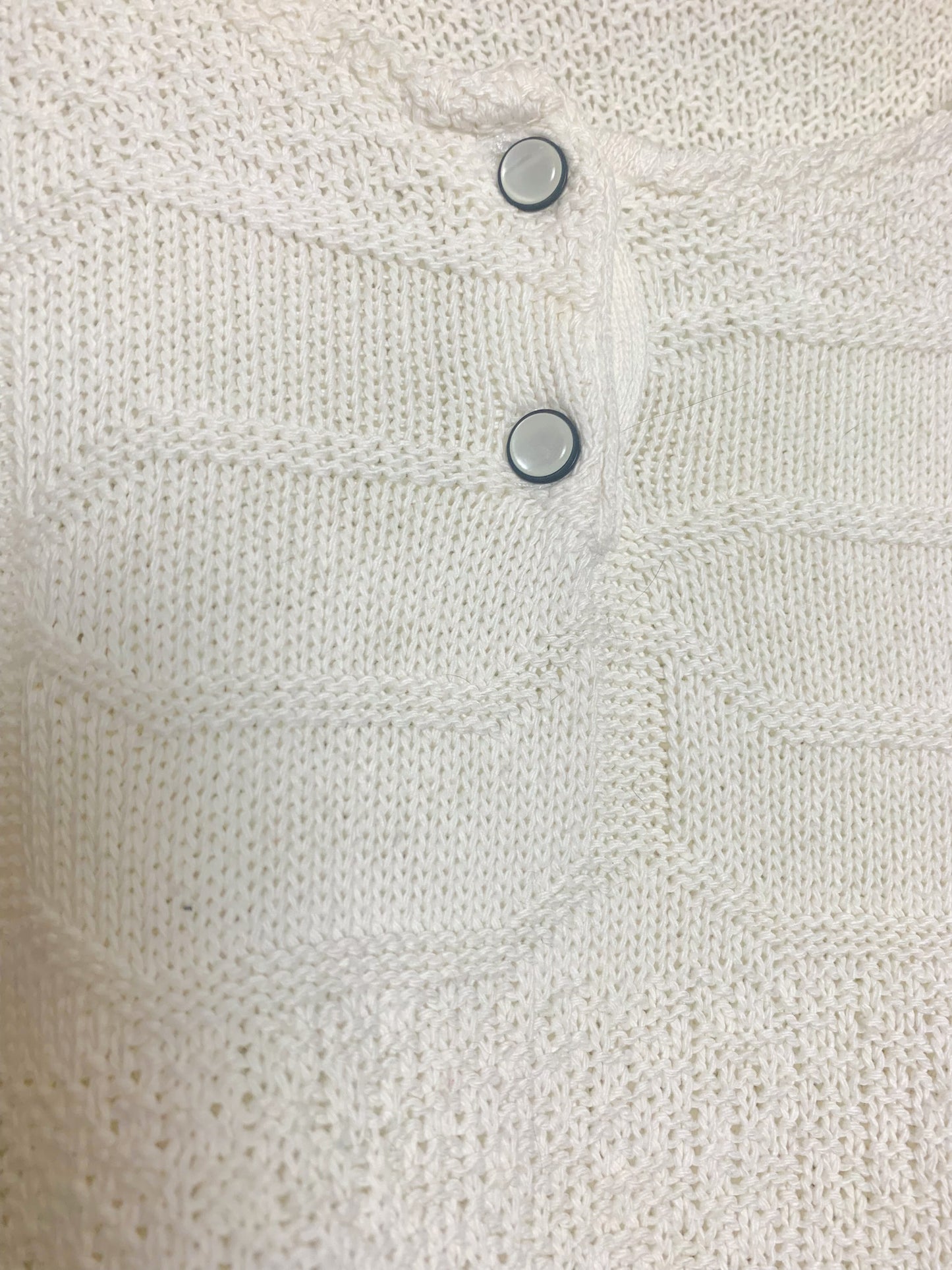 Top blanc col rond avec boutons manches courtes en maille vintage