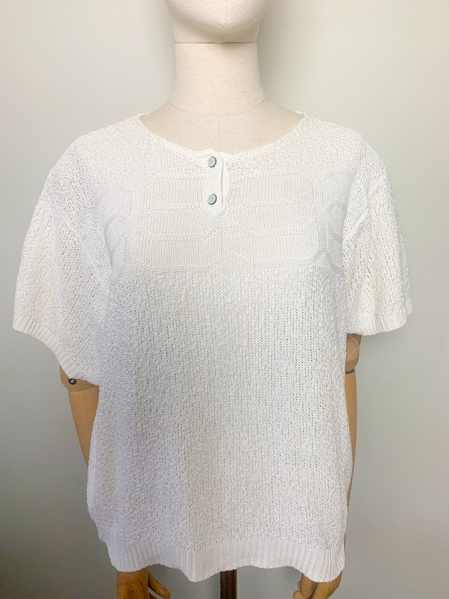 Top blanc col rond avec boutons manches courtes en maille vintage